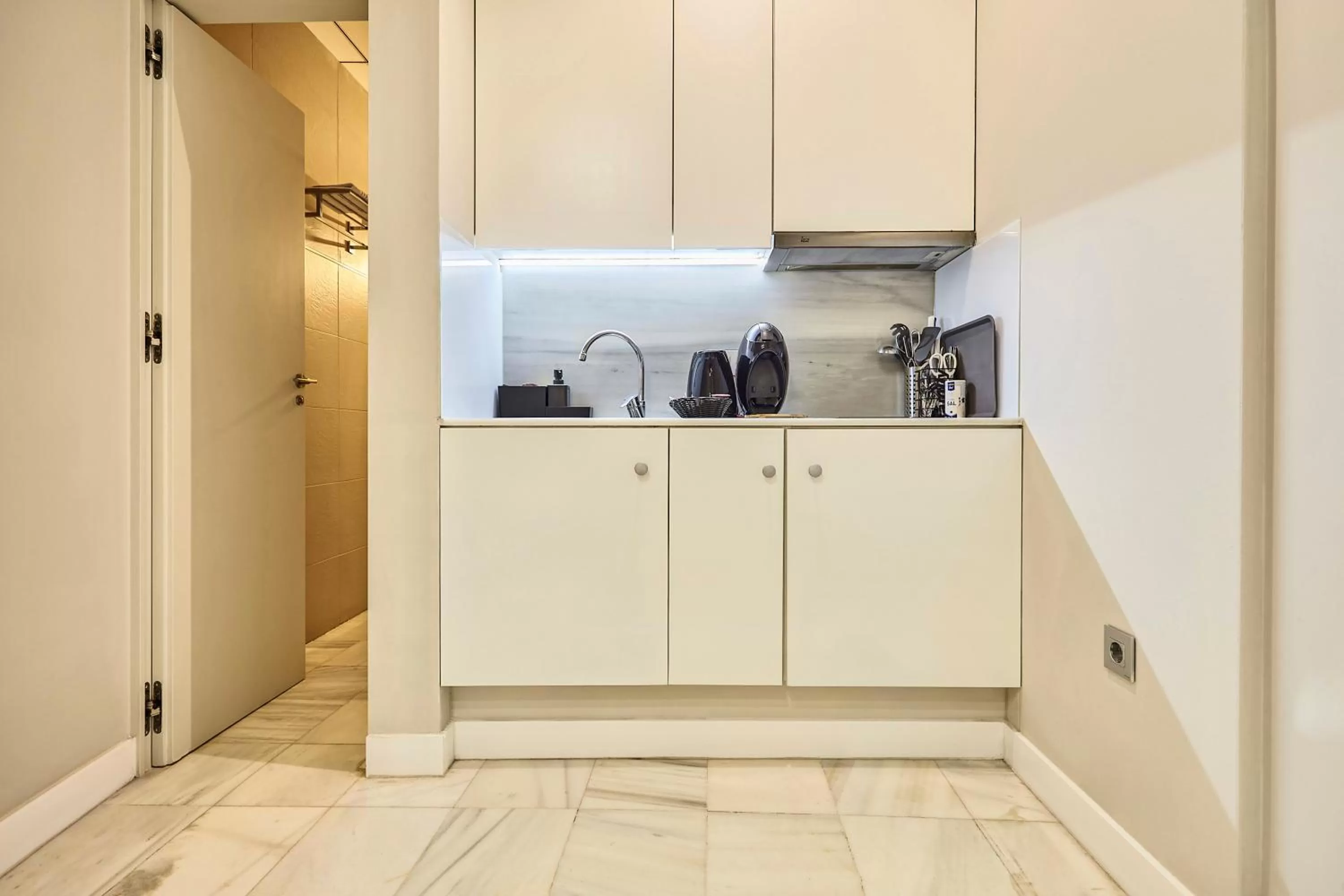 Kitchen/Kitchenette in Hello Alicante Apartamentos