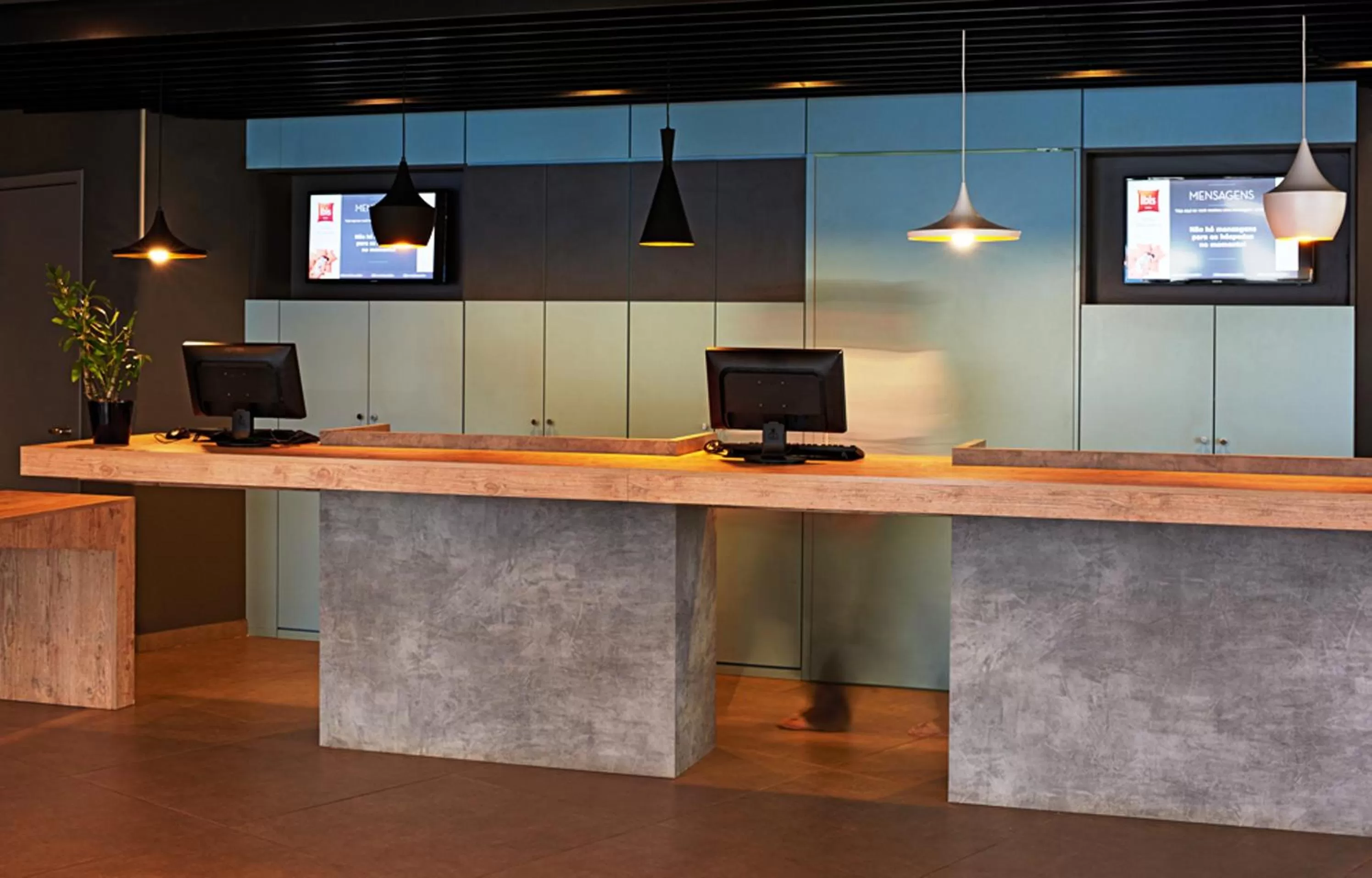 Lobby or reception in ibis Londrina Shopping