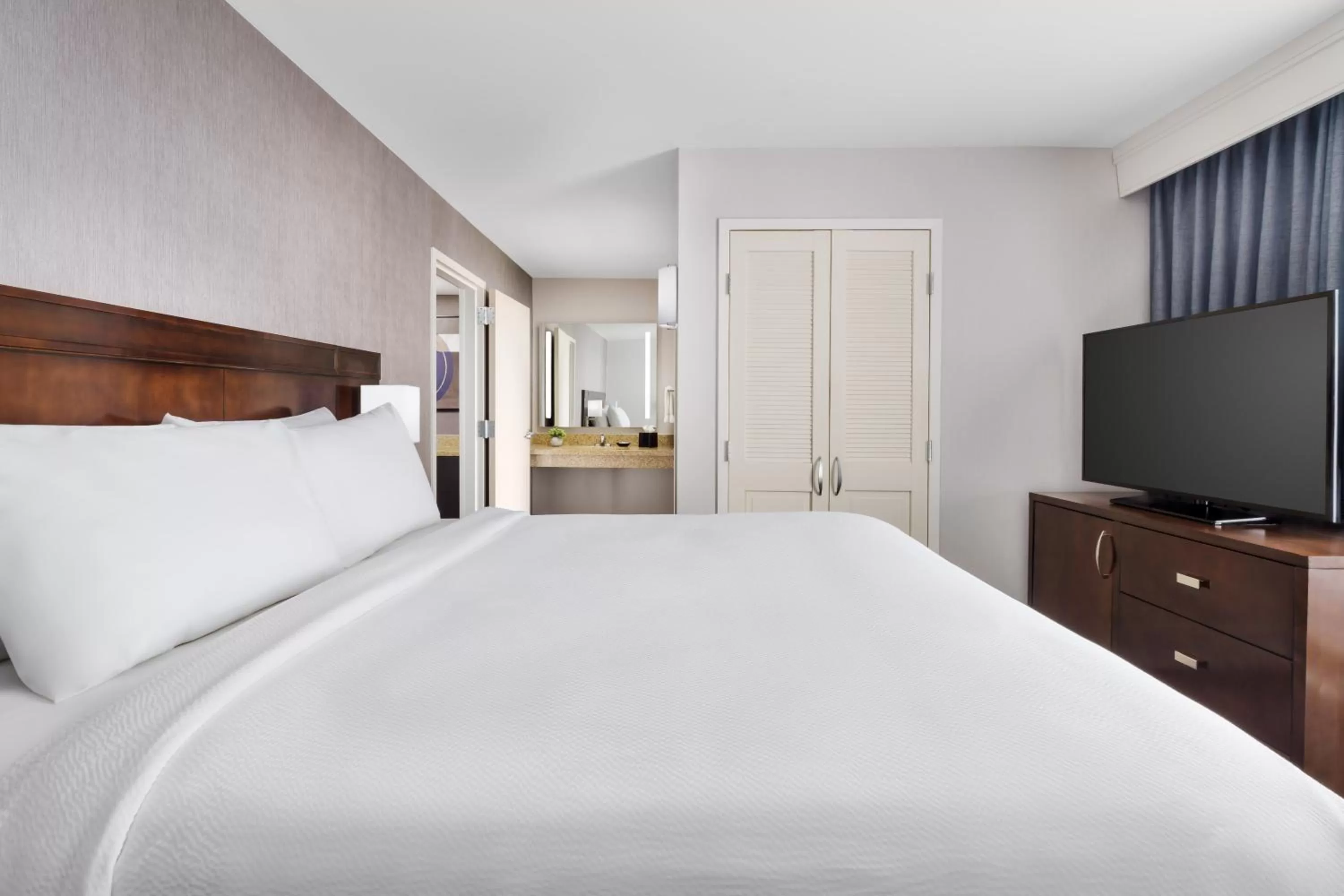 Bedroom, Bed in Courtyard Keene Downtown