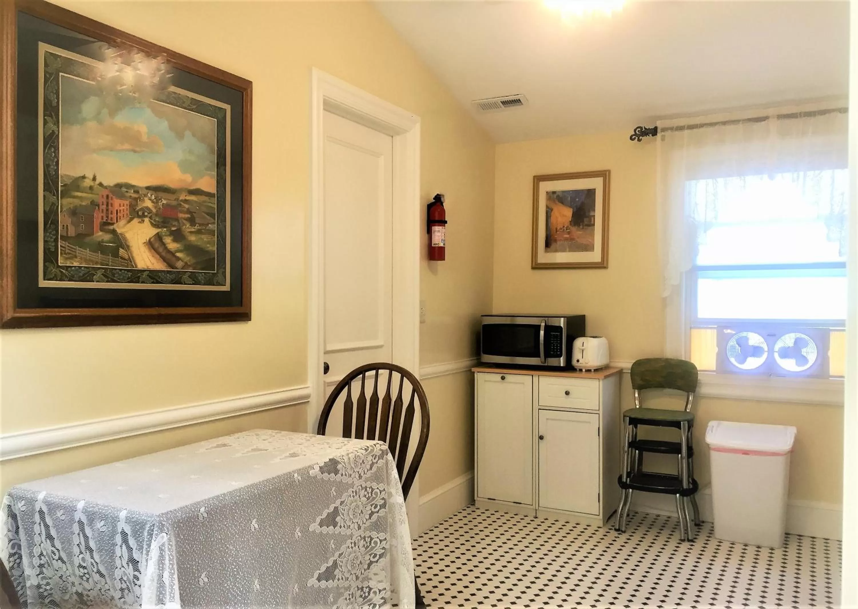 Communal kitchen in Heber Senator Bed and Breakfast