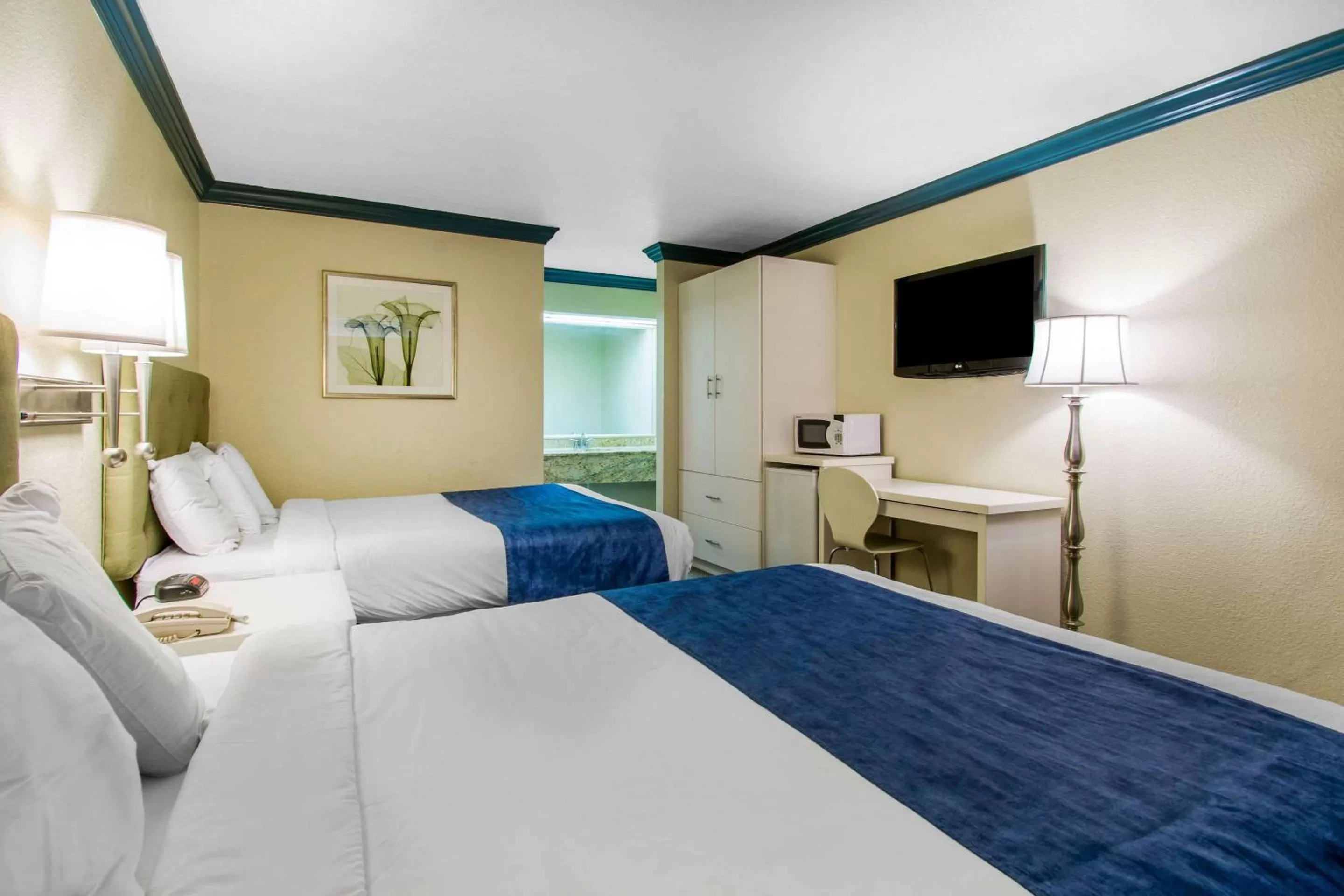 Photo of the whole room, Bed in Quality Inn Clermont West Kissimmee