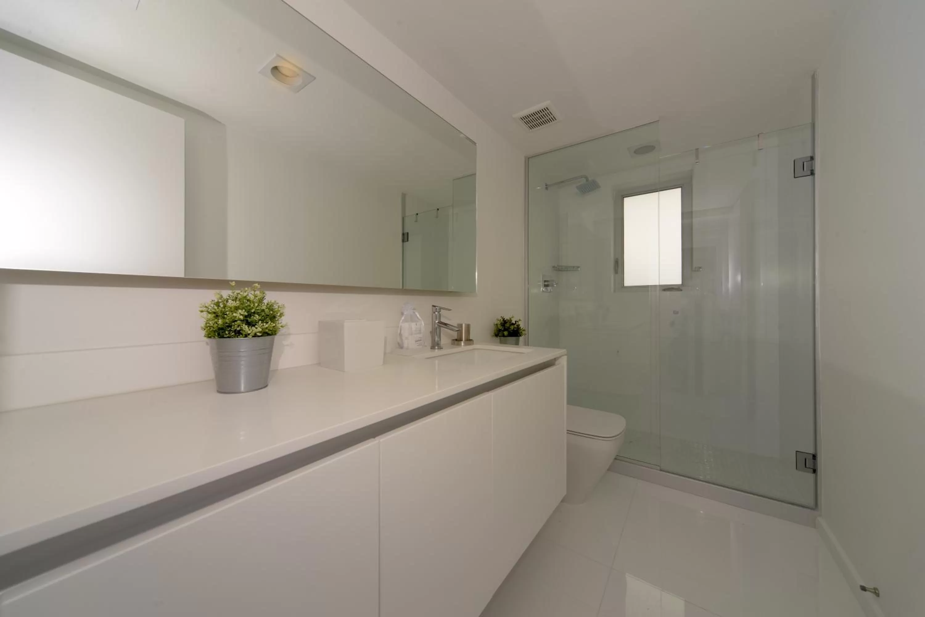 Bathroom in Beach Haus Key Biscayne Contemporary Apartments