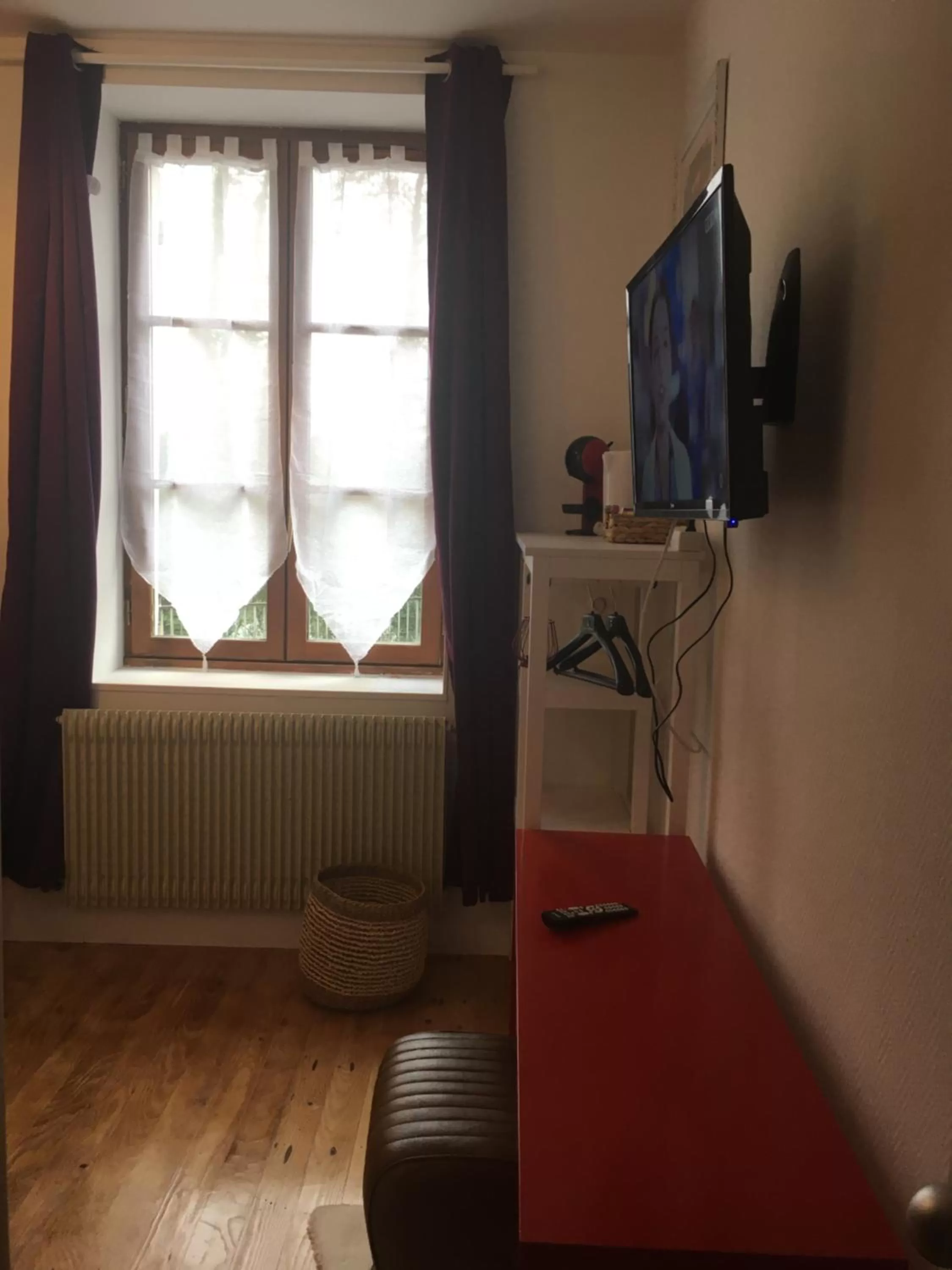 TV/Entertainment Center in L auberge du lion d or