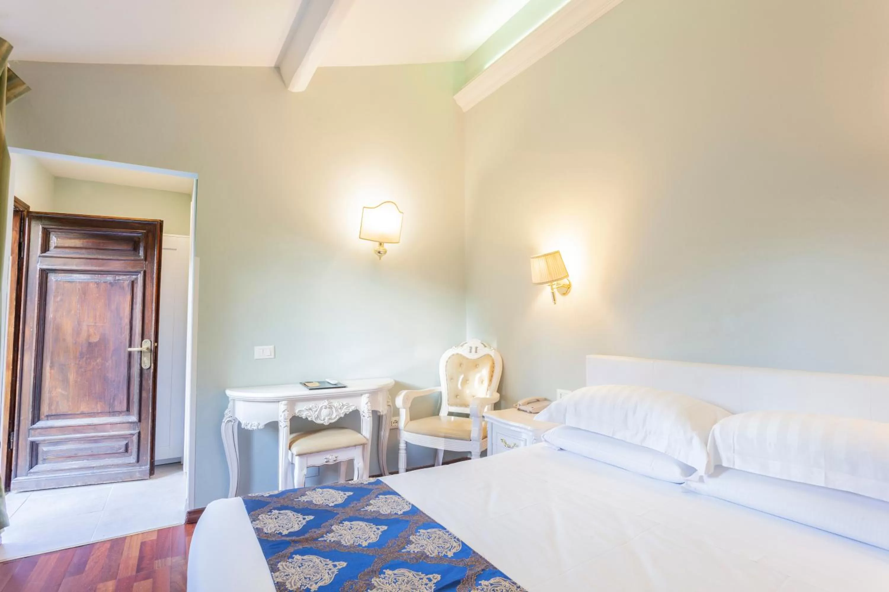 Photo of the whole room, Bed in Villa Royal