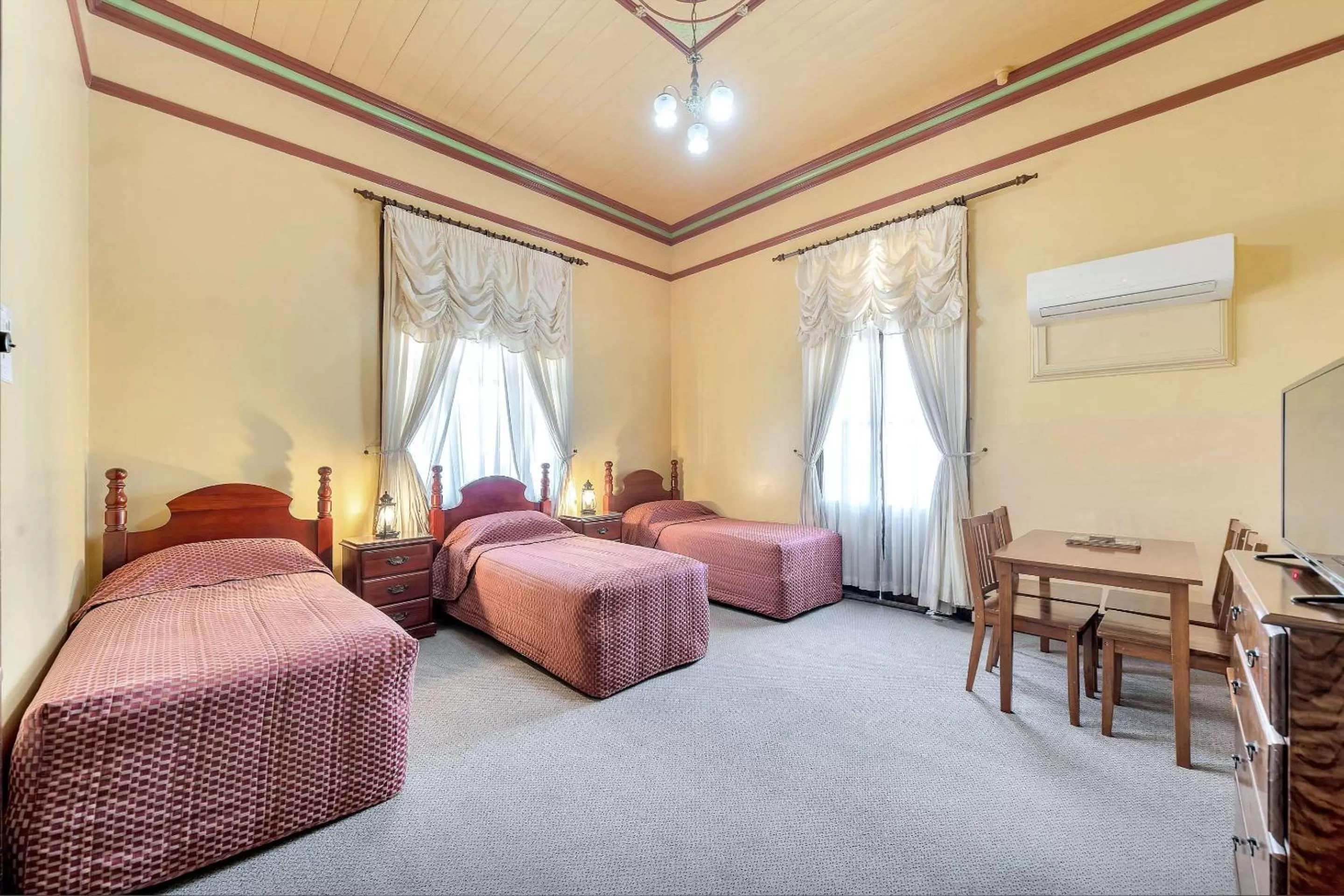 Bedroom, Bed in Warwick Settlers Inn