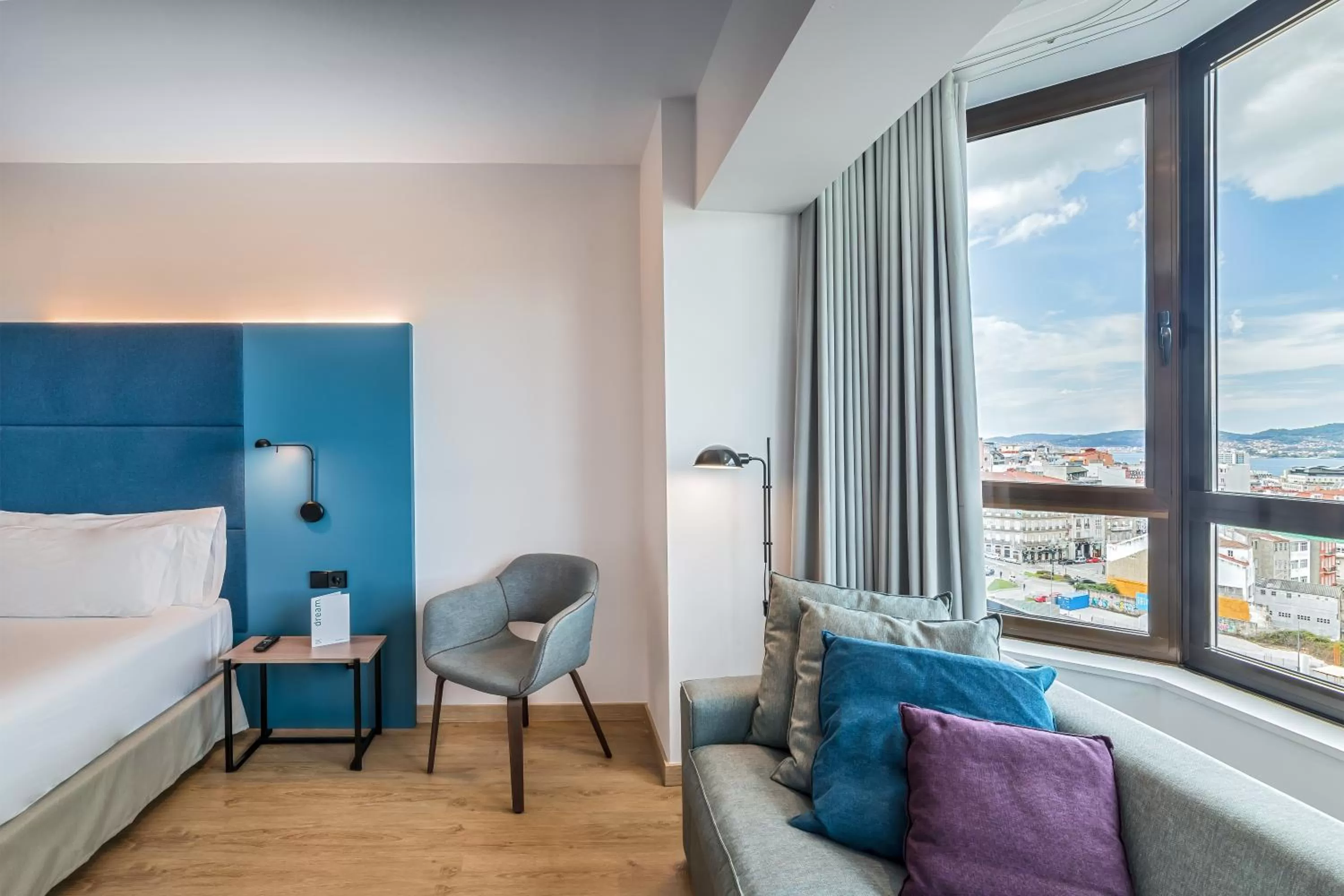 Photo of the whole room, Bed in Occidental Vigo