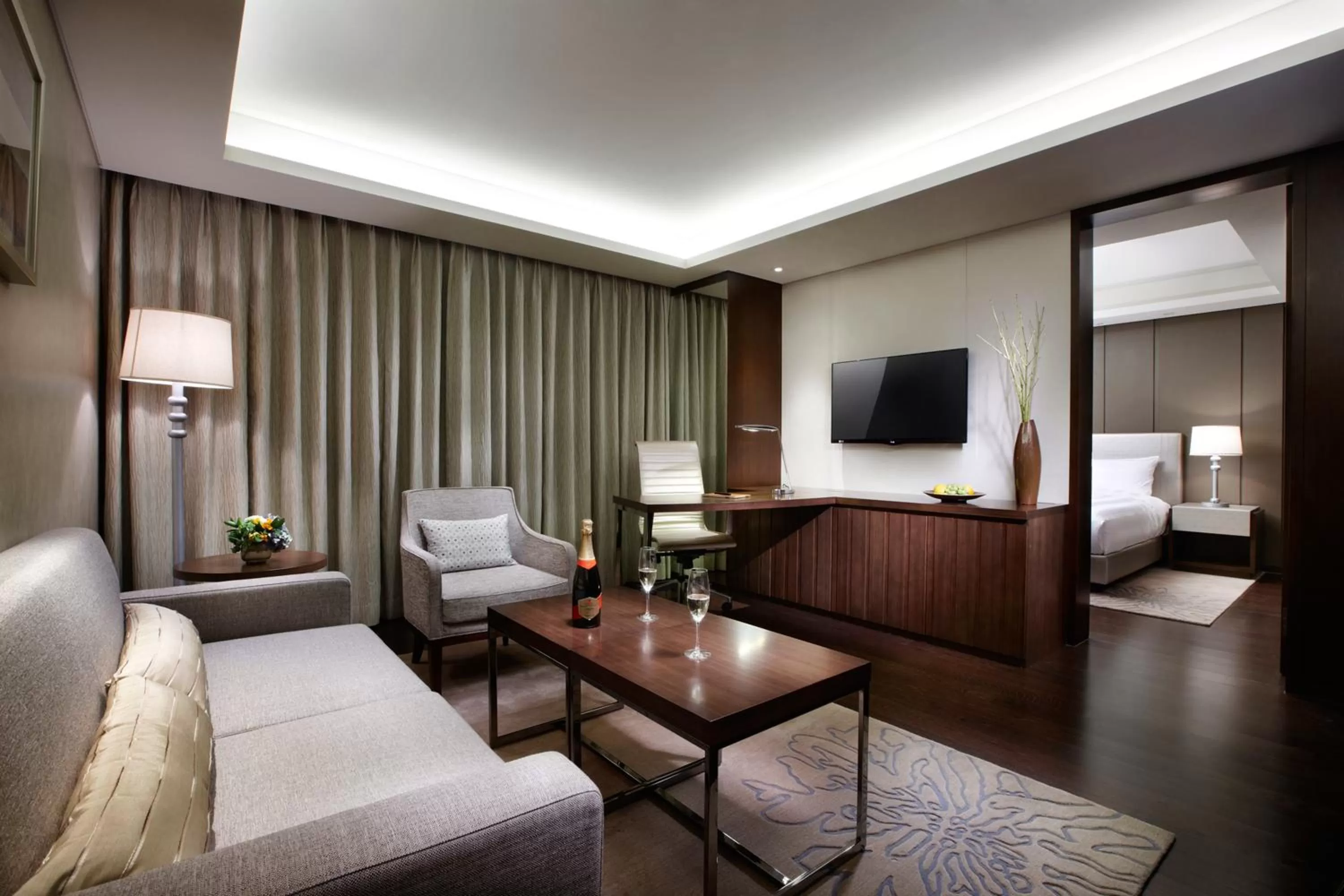 Living room, Bed in LOTTE CITY HOTEL Daejeon