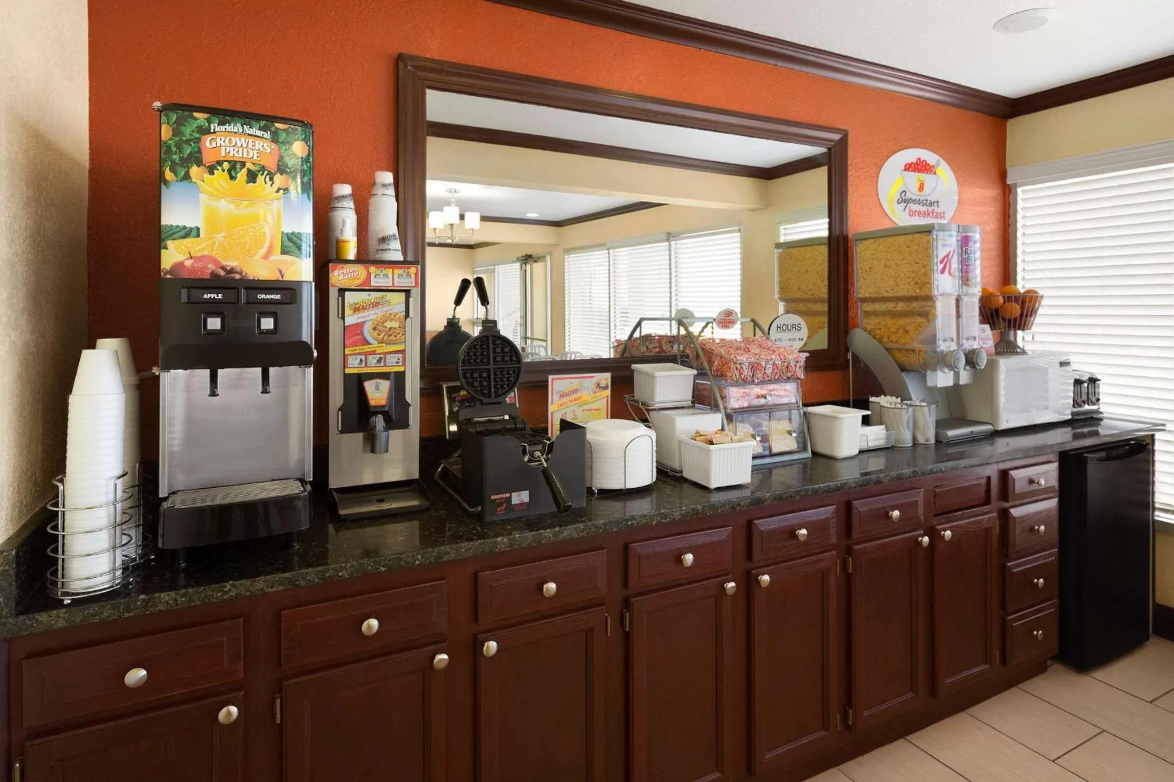 Restaurant/places to eat in Super 8 by Wyndham Woodward