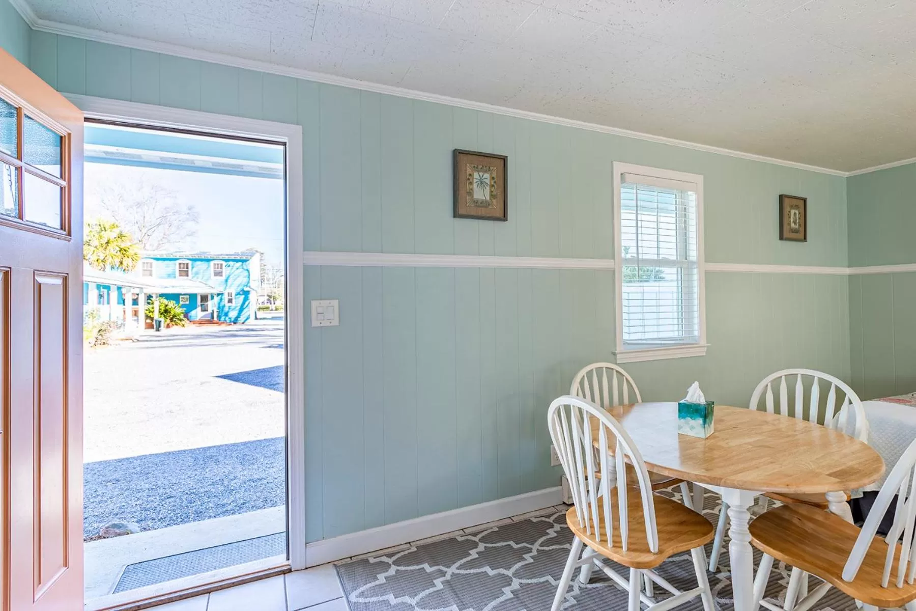 Dining area, Pool View in Island Motel OBX