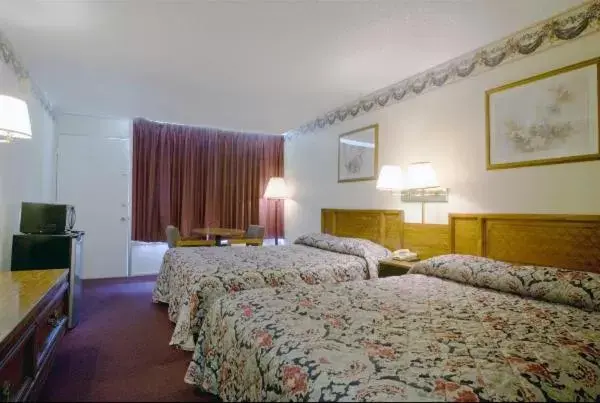 Queen Room with Two Queen Beds - Non-Smoking in Americas Best Value Inn Loudon Lenoir City Queen Room with Two Queen Beds - Non-Smoking in Americas Best Value Inn Loudon Lenoir City