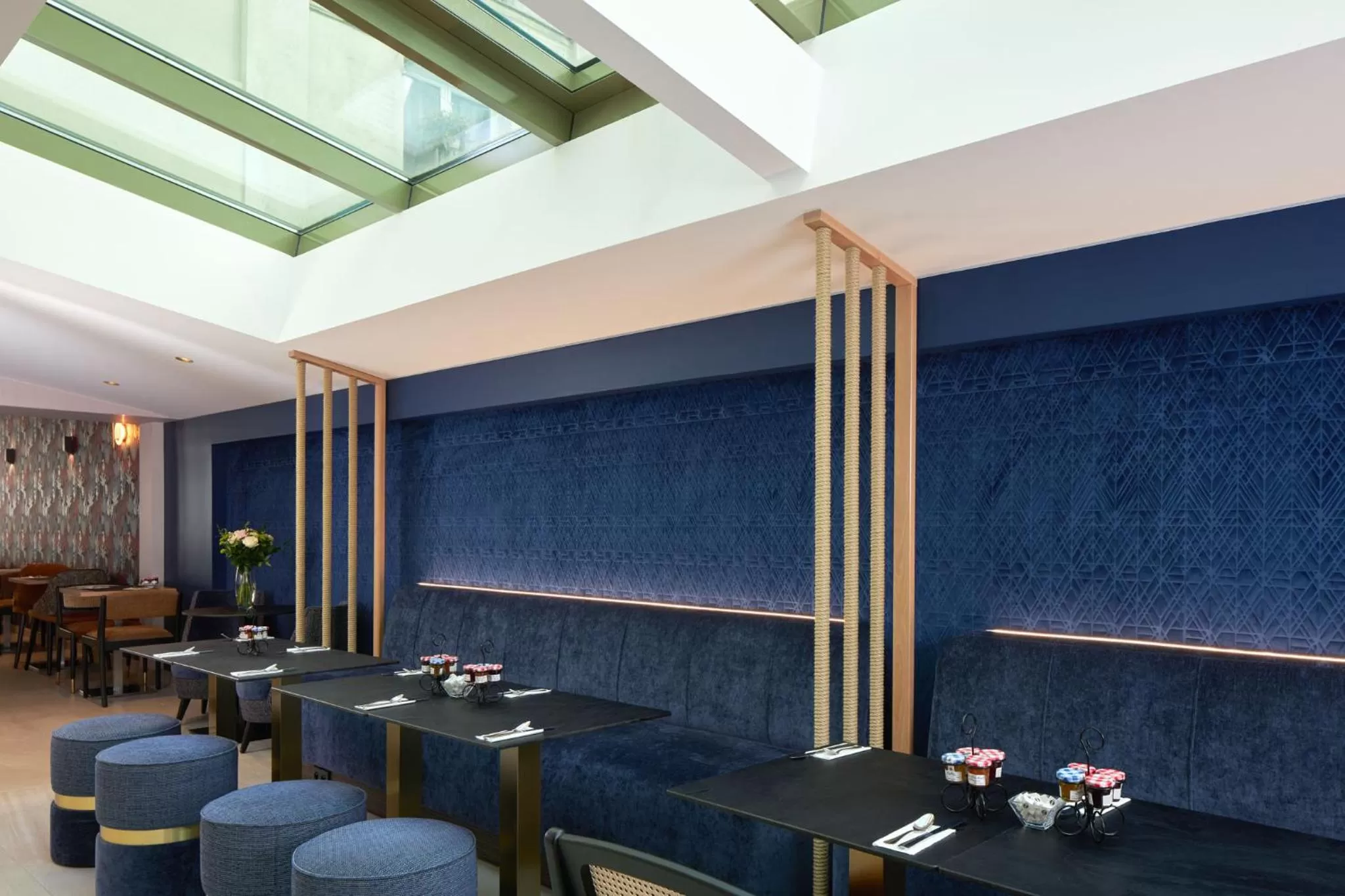 Breakfast in Hôtel Tourisme Avenue