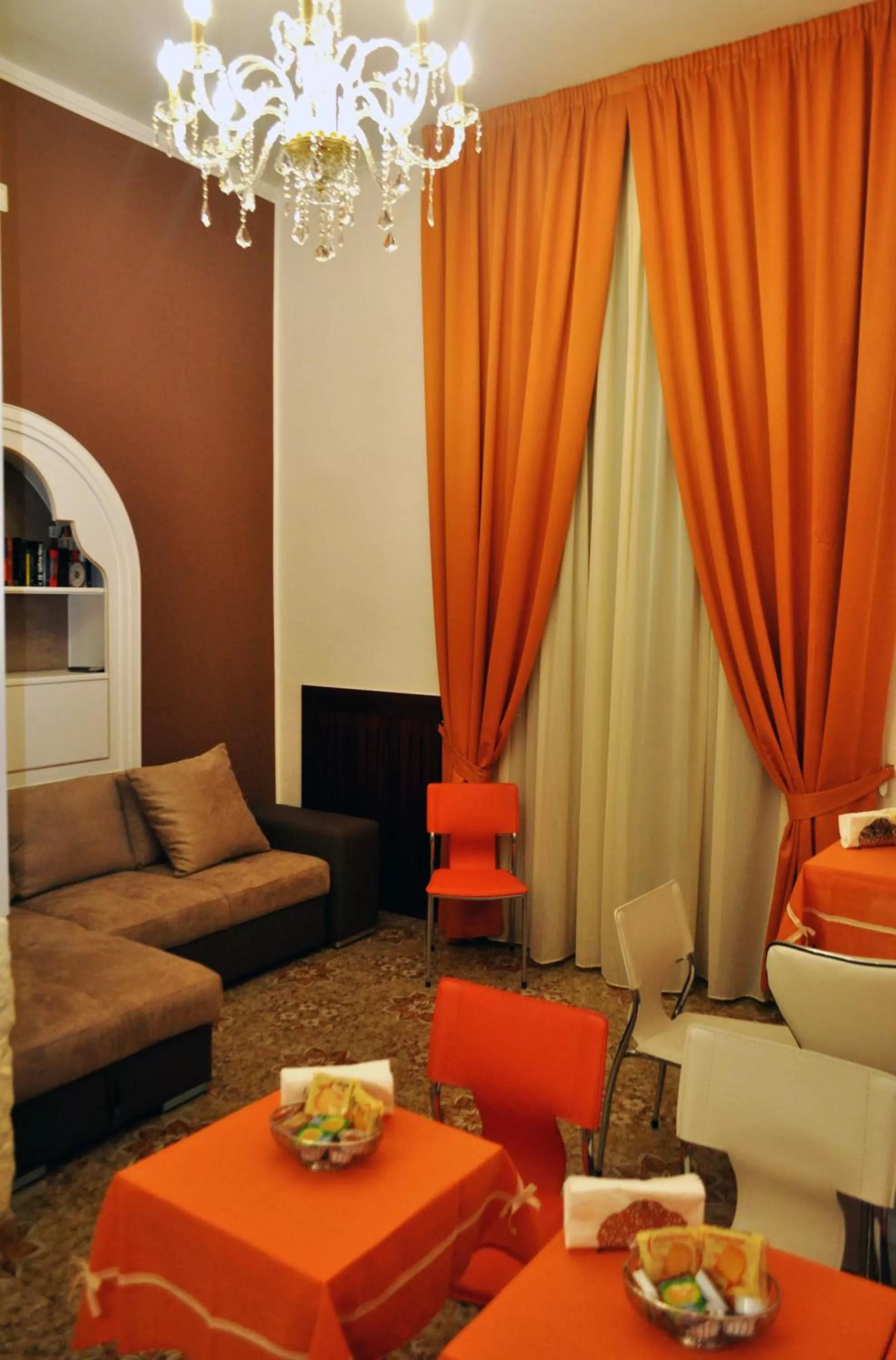 Communal lounge/ TV room in Hotel des Artistes