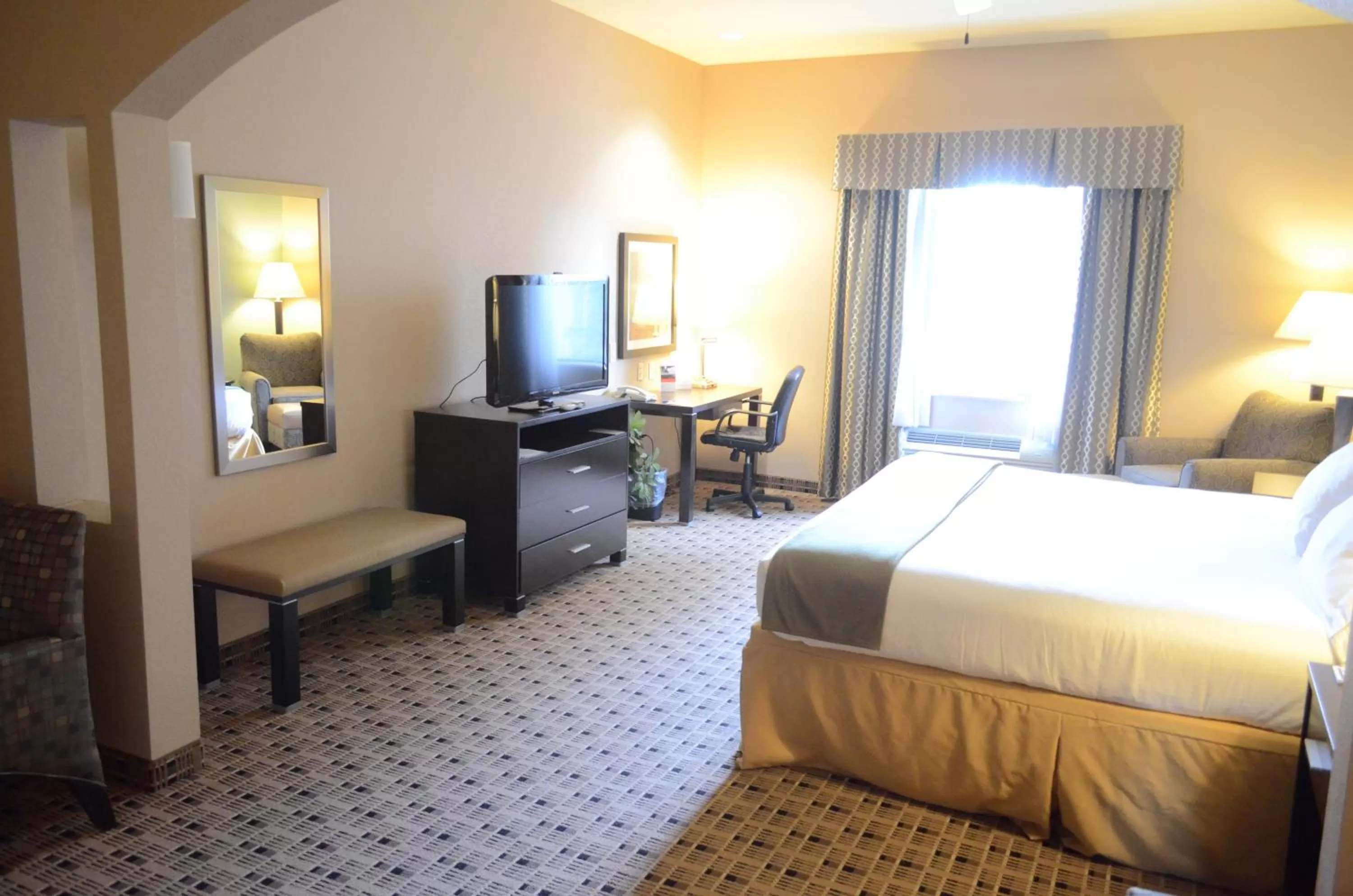 Photo of the whole room, Bed in Holiday Inn Express Hotel & Suites Houston Energy Corridor - West Oaks, an IHG Hotel