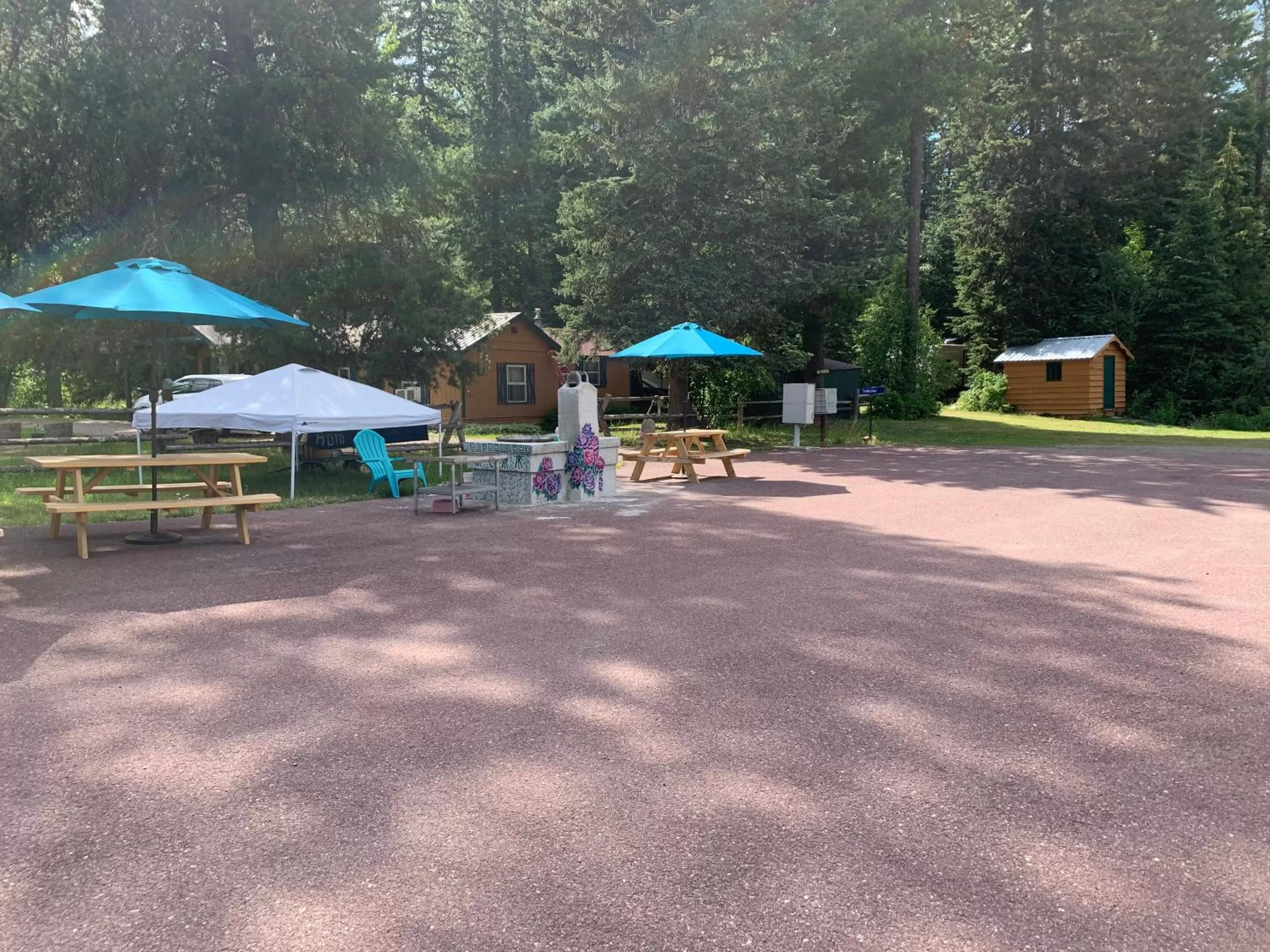 Seating area in Glacier Haven Inn