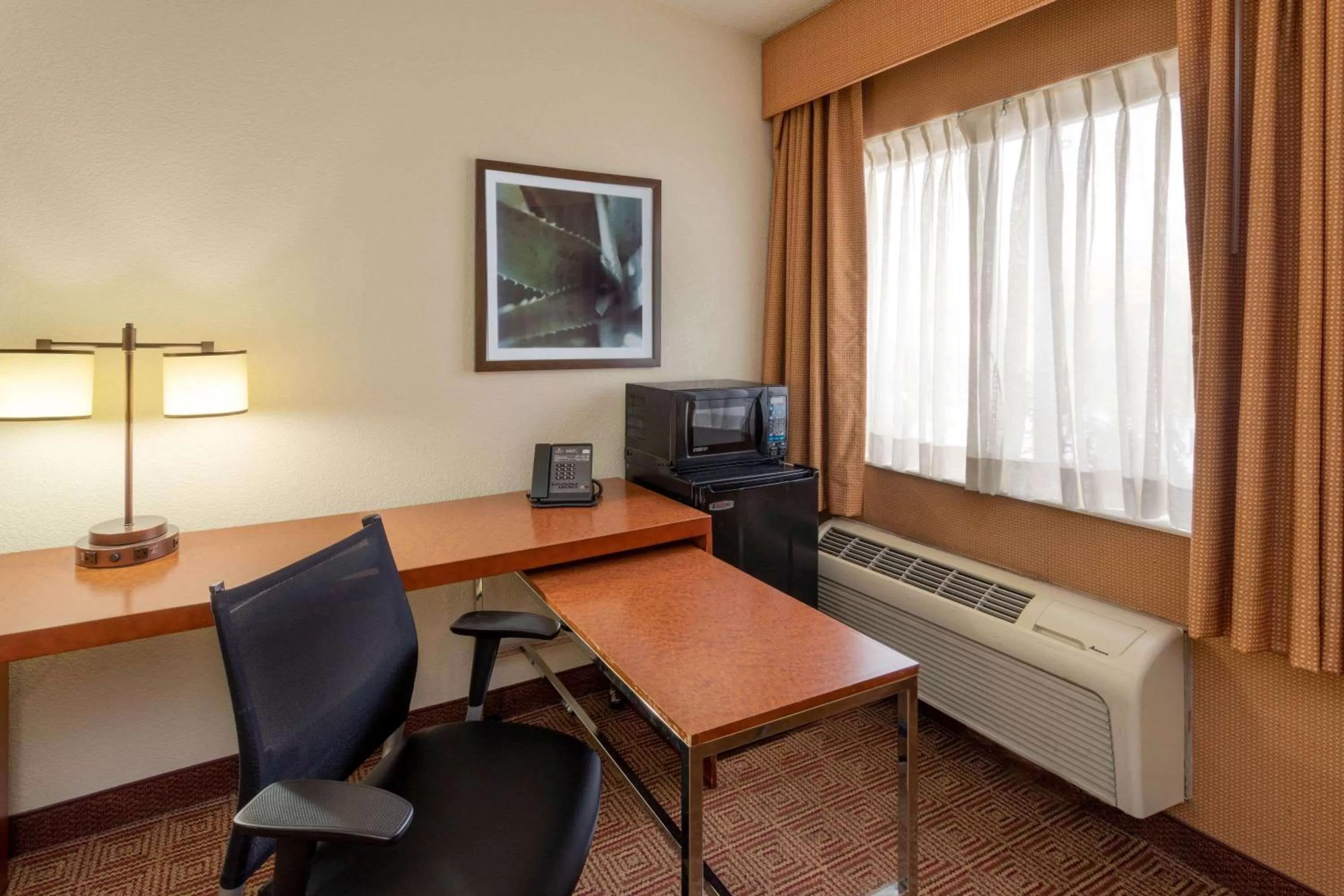 Photo of the whole room in La Quinta Inn by Wyndham Minneapolis Airport Bloomington