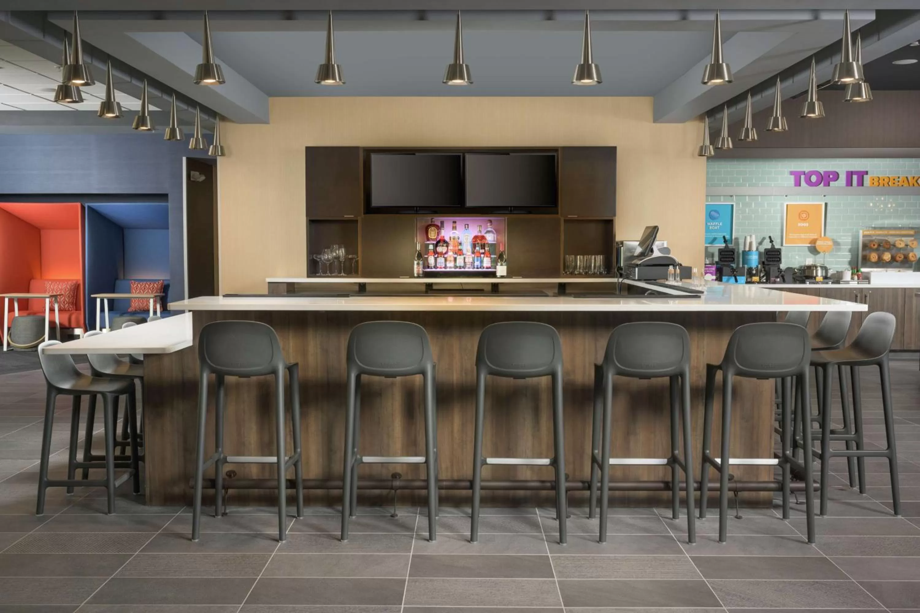 Lounge or bar in Tru By Hilton Kennesaw, Ga