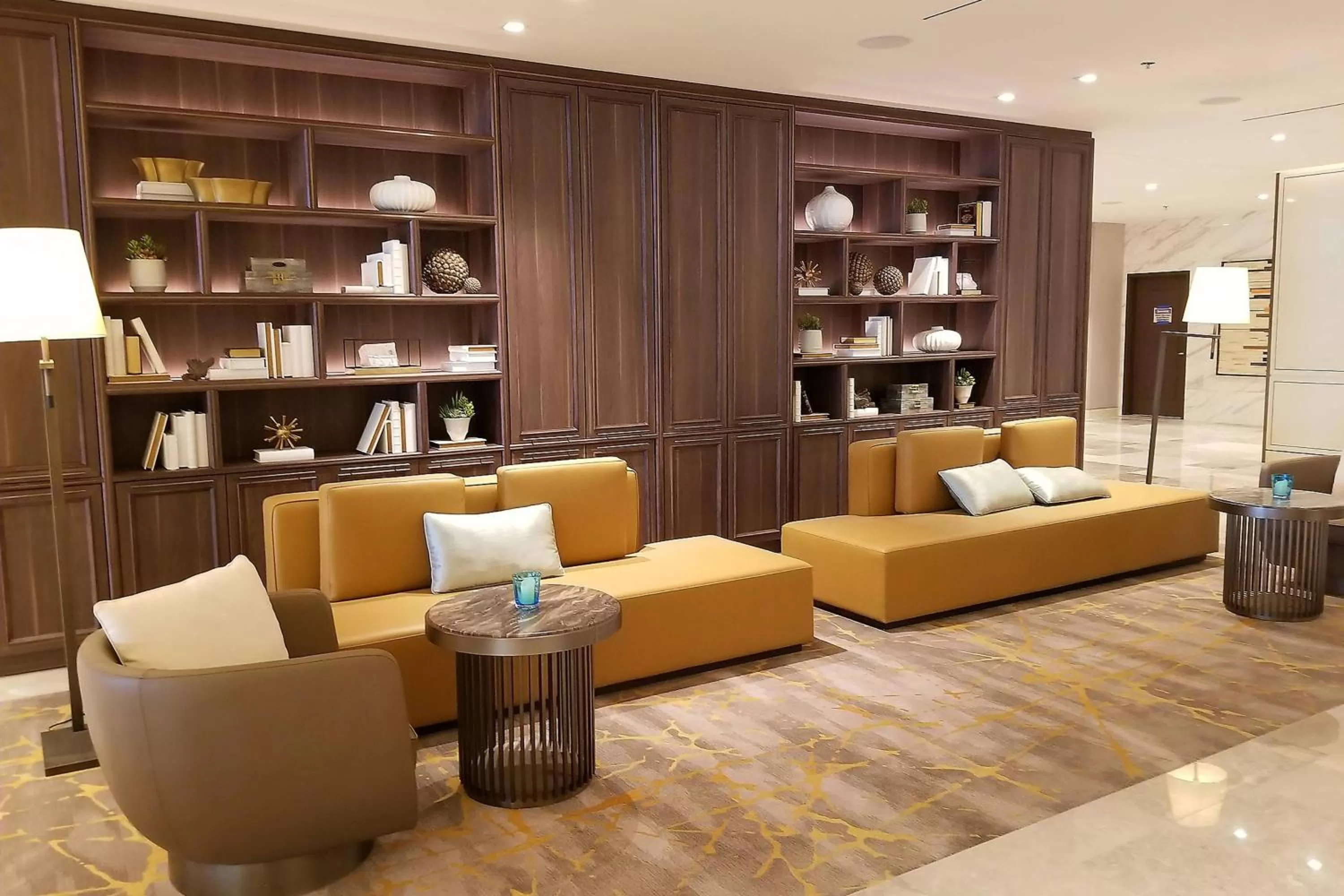 Lounge or bar in Sheraton Los Angeles San Gabriel