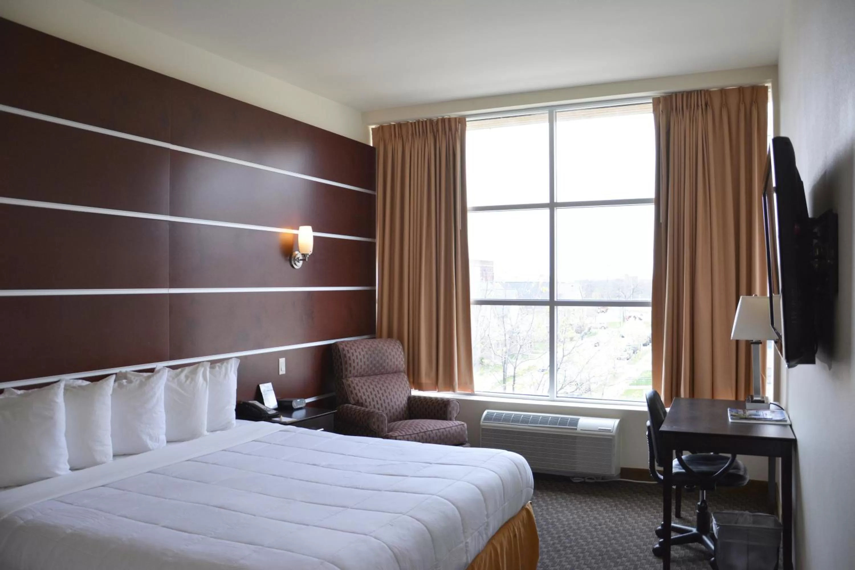 One-Bedroom King Suite - Non-Smoking in Days Inn & Suites by Wyndham Milwaukee