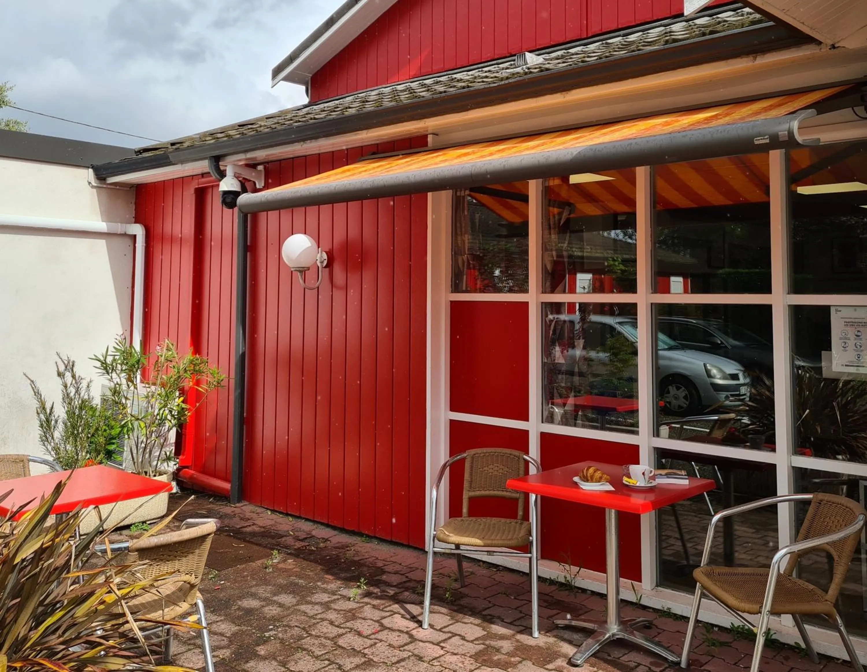 Patio in initial by balladins Bordeaux / Eysines