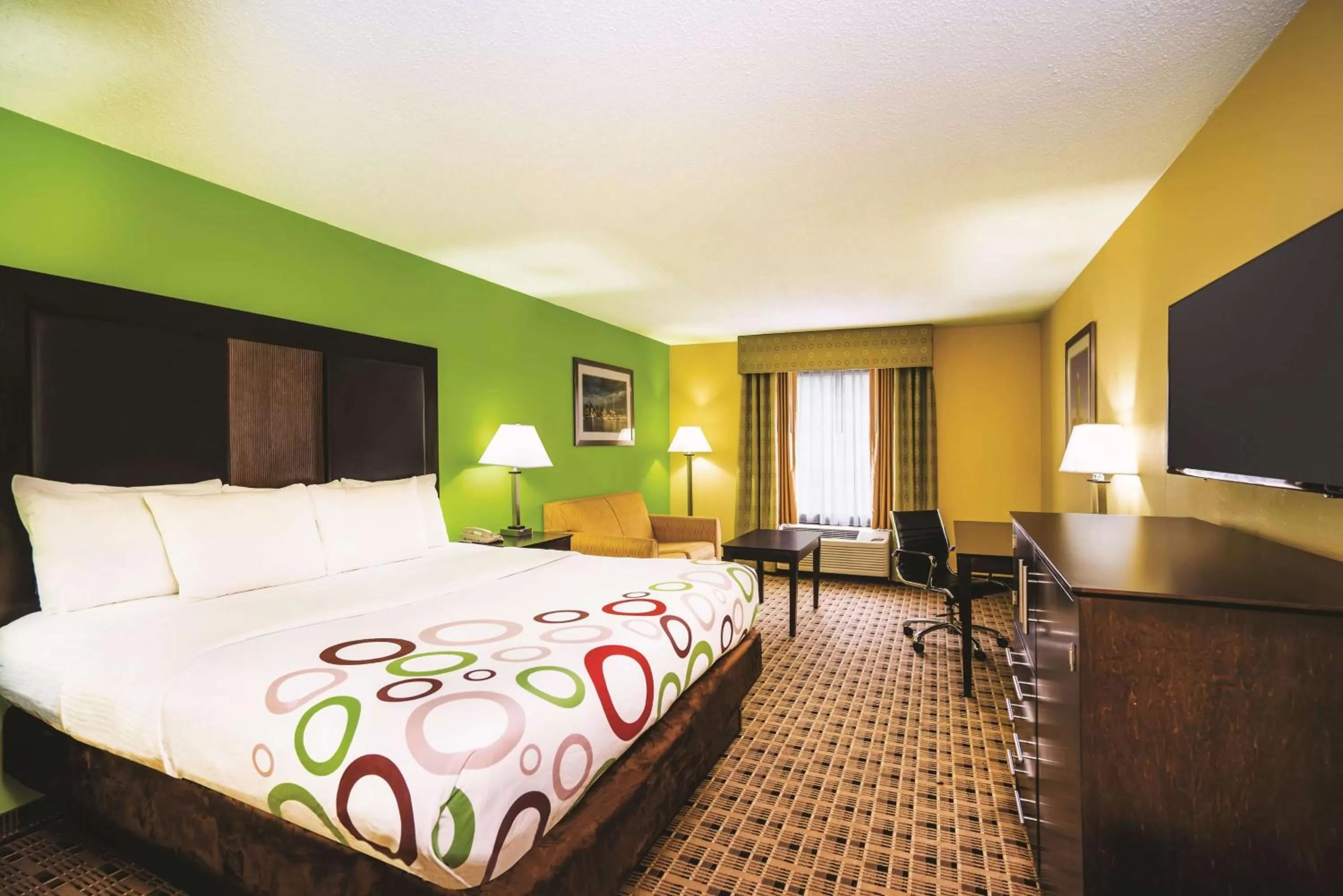 Deluxe King Room in Garner Hotel Glen Burnie BWI Airport Area by IHG