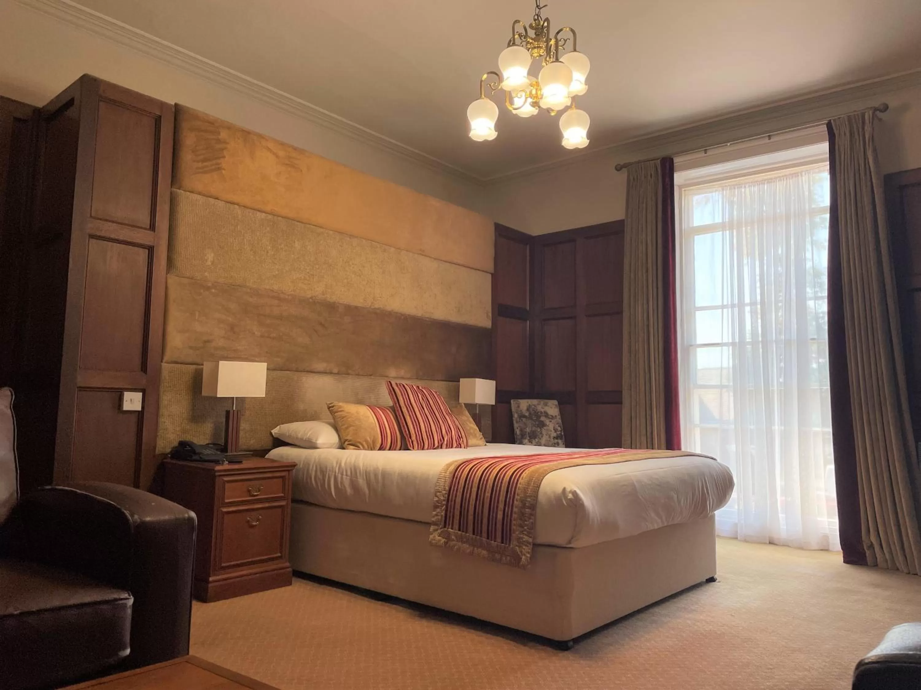 Bedroom, Bed in Alton House Hotel