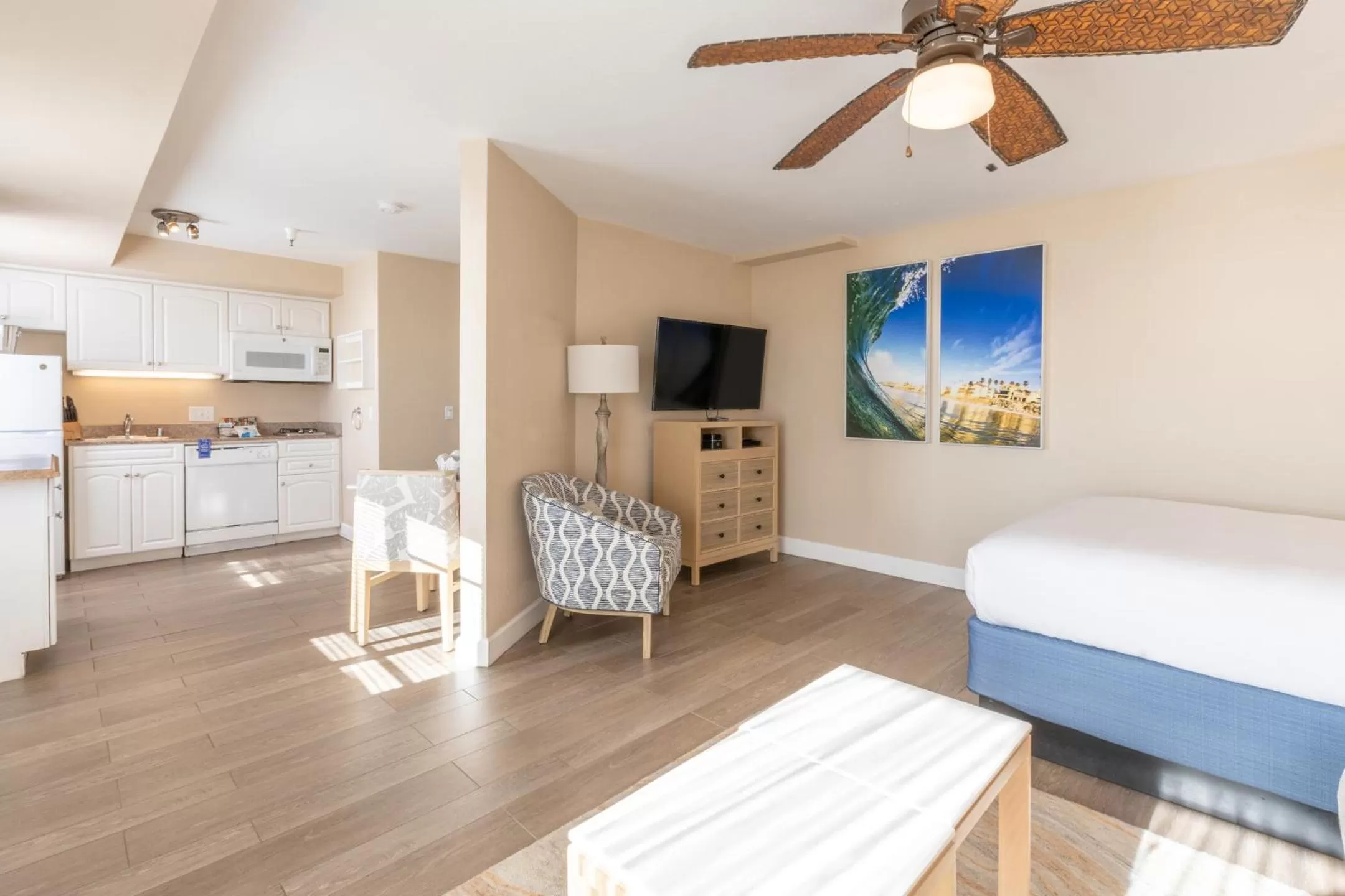 View (from property/room), Bed in Southern California Beach Club