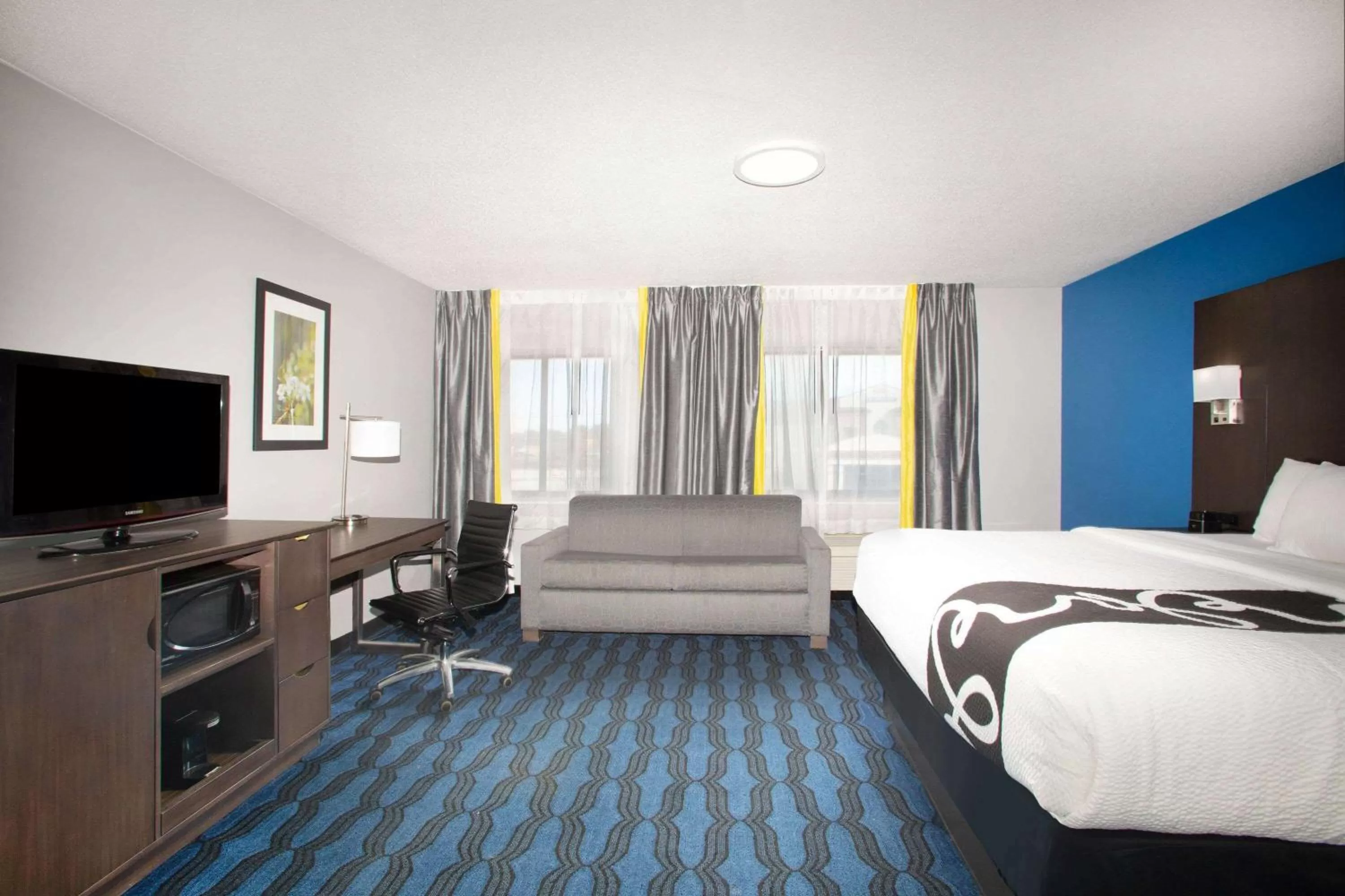 Photo of the whole room, Bed in La Quinta Inn by Wyndham St. Louis Hazelwood - Airport North