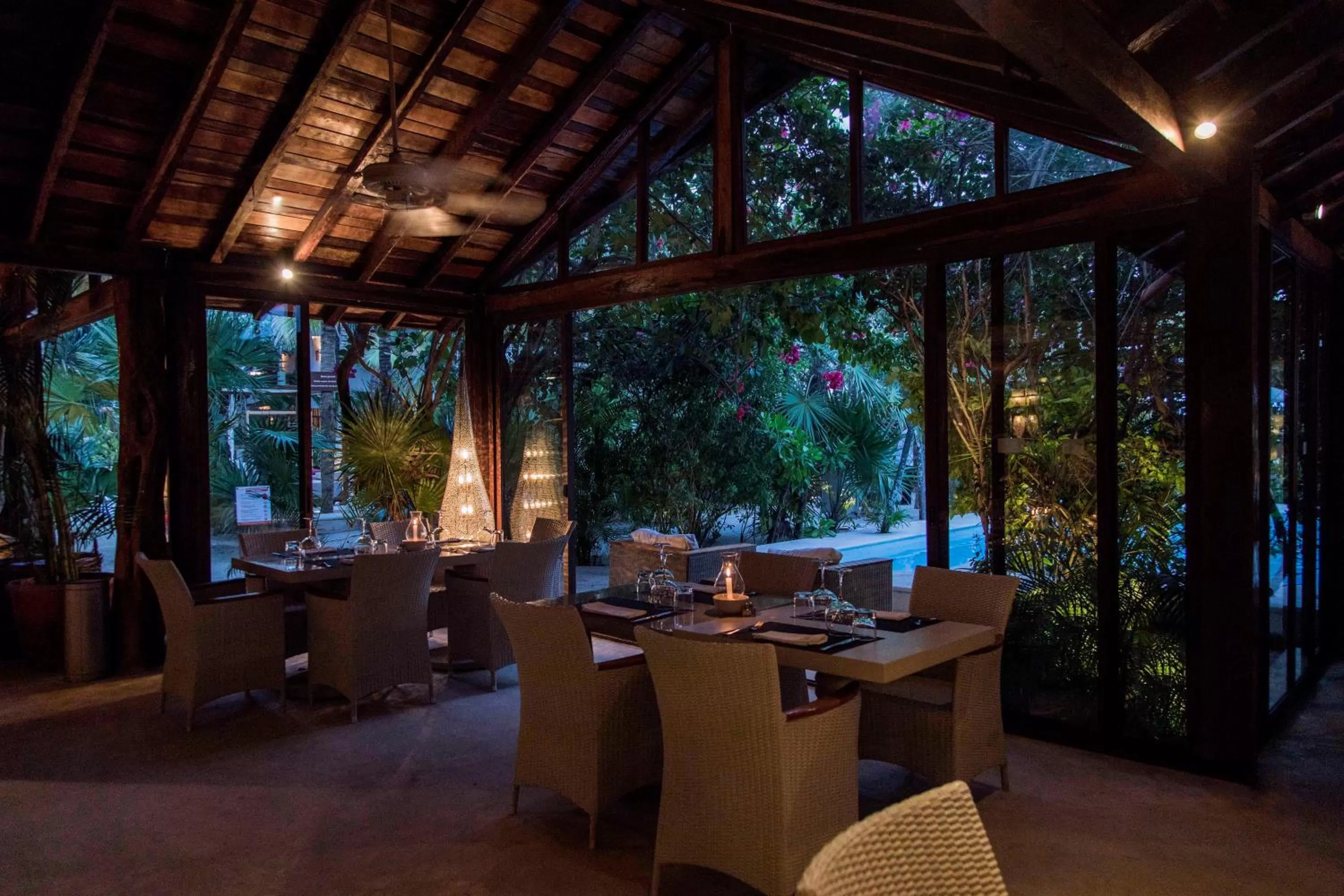 Restaurant/places to eat in Jashita Hotel