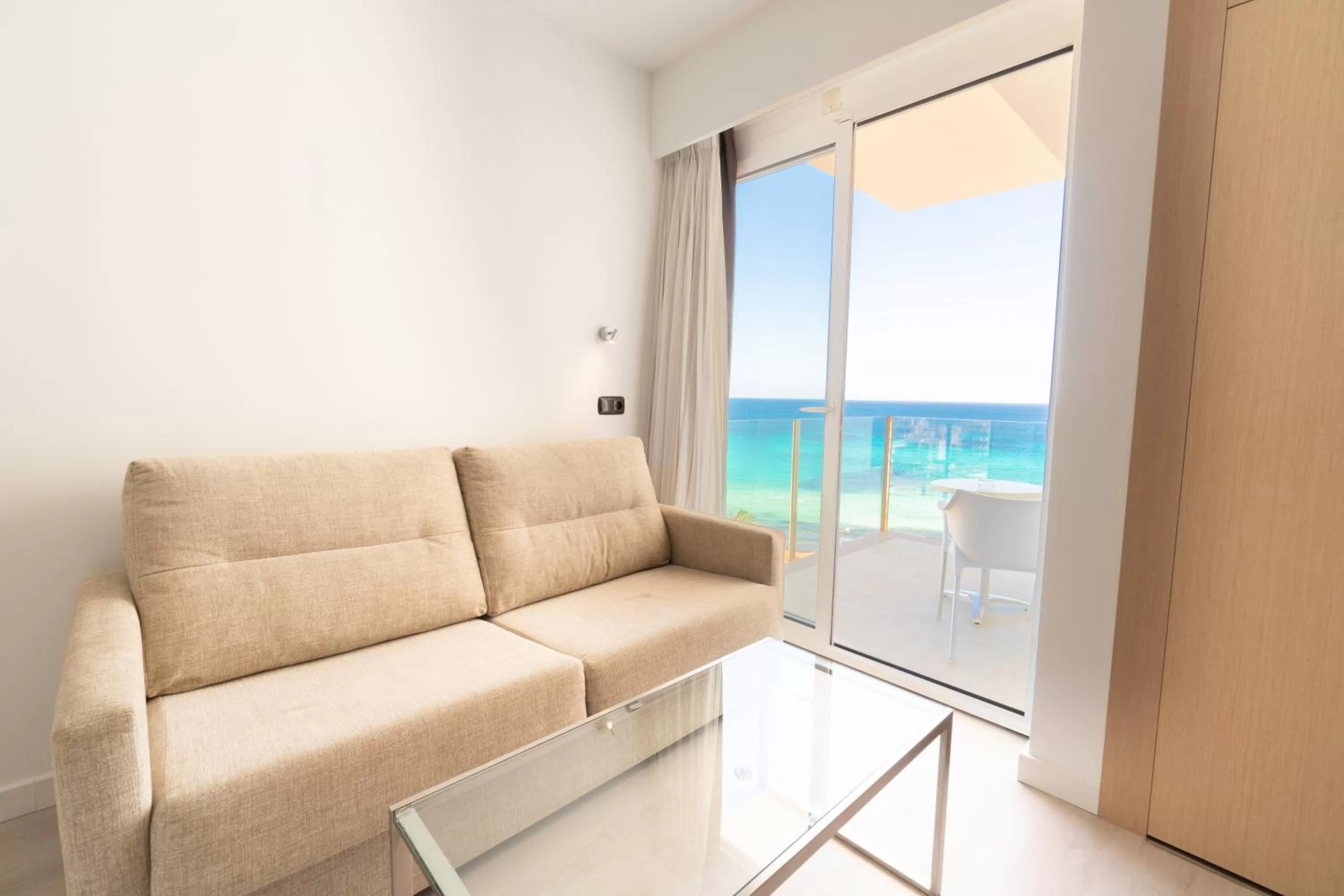 Photo of the whole room in CM Playa del Moro