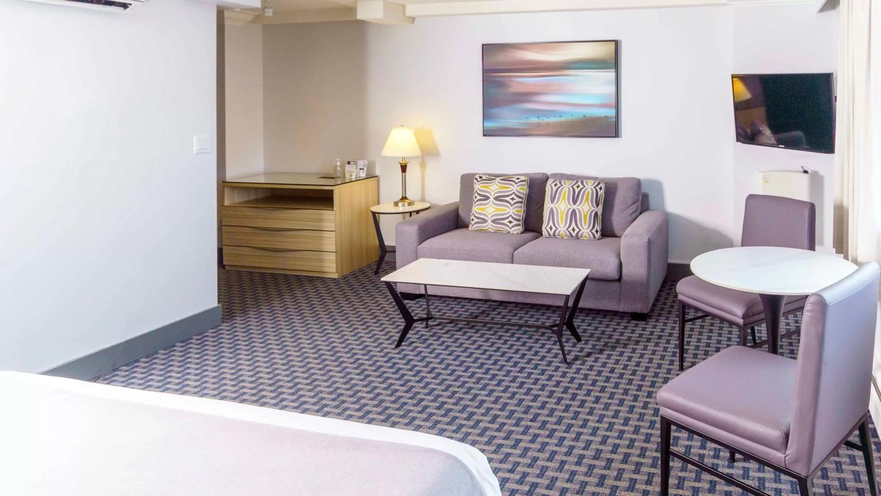 Seating area, Bed in Century Plaza Hotel