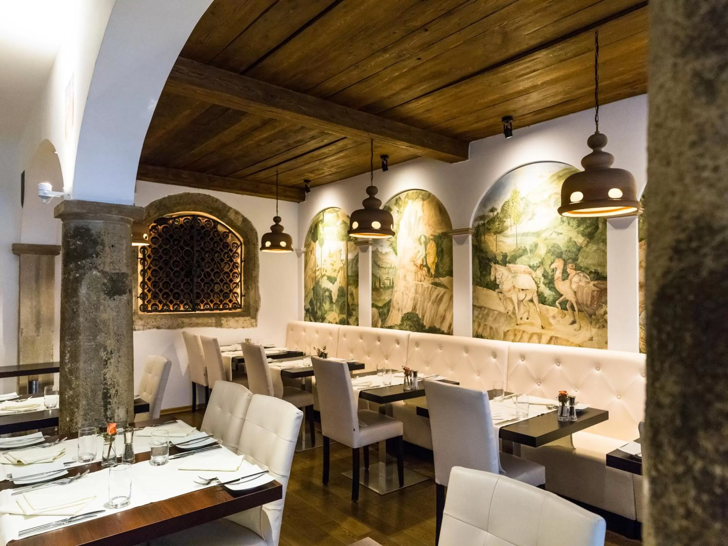 Restaurant/places to eat in Hotel Royal