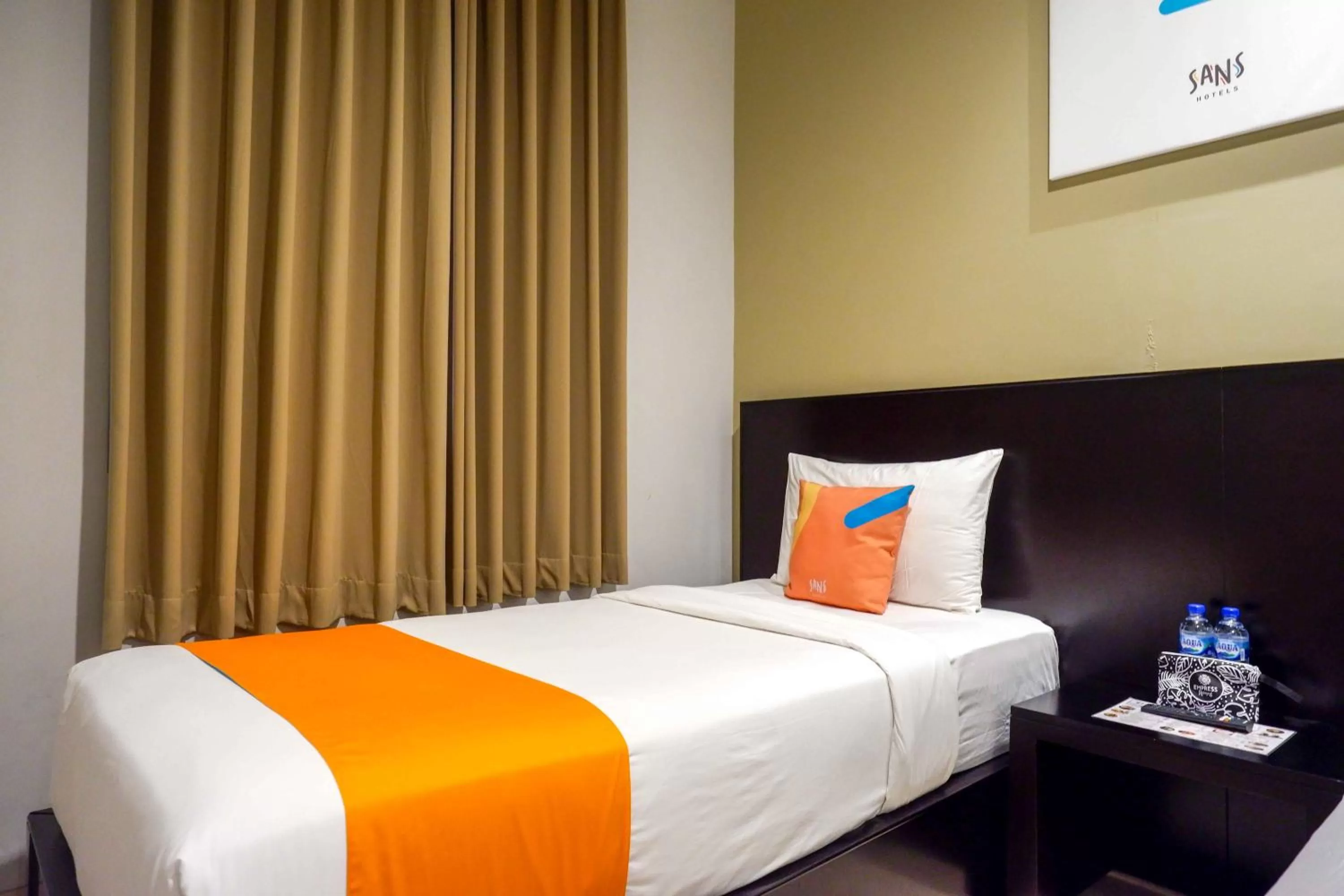 Bedroom, Bed in Sans Hotel Empress Simpang Lima