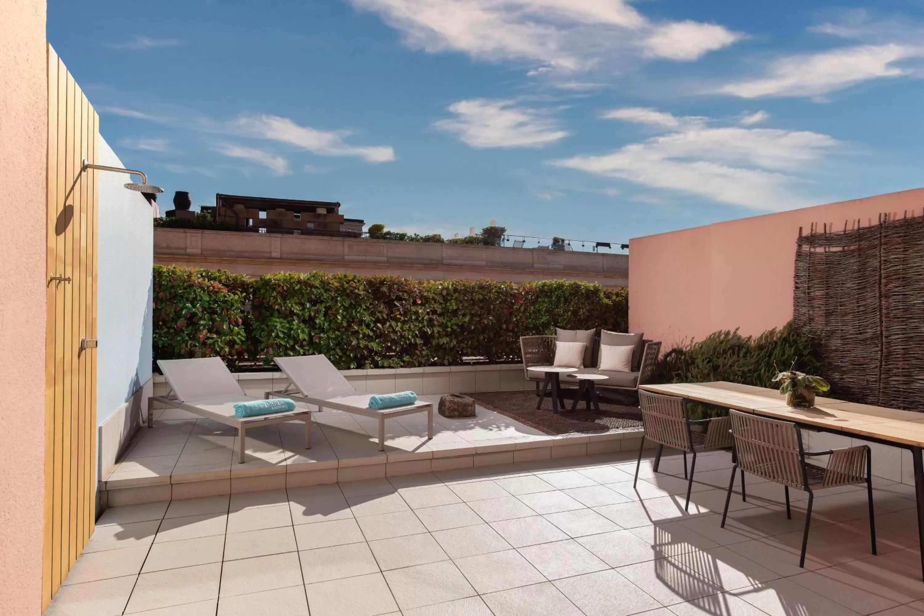 Photo of the whole room in Le Meridien Barcelona