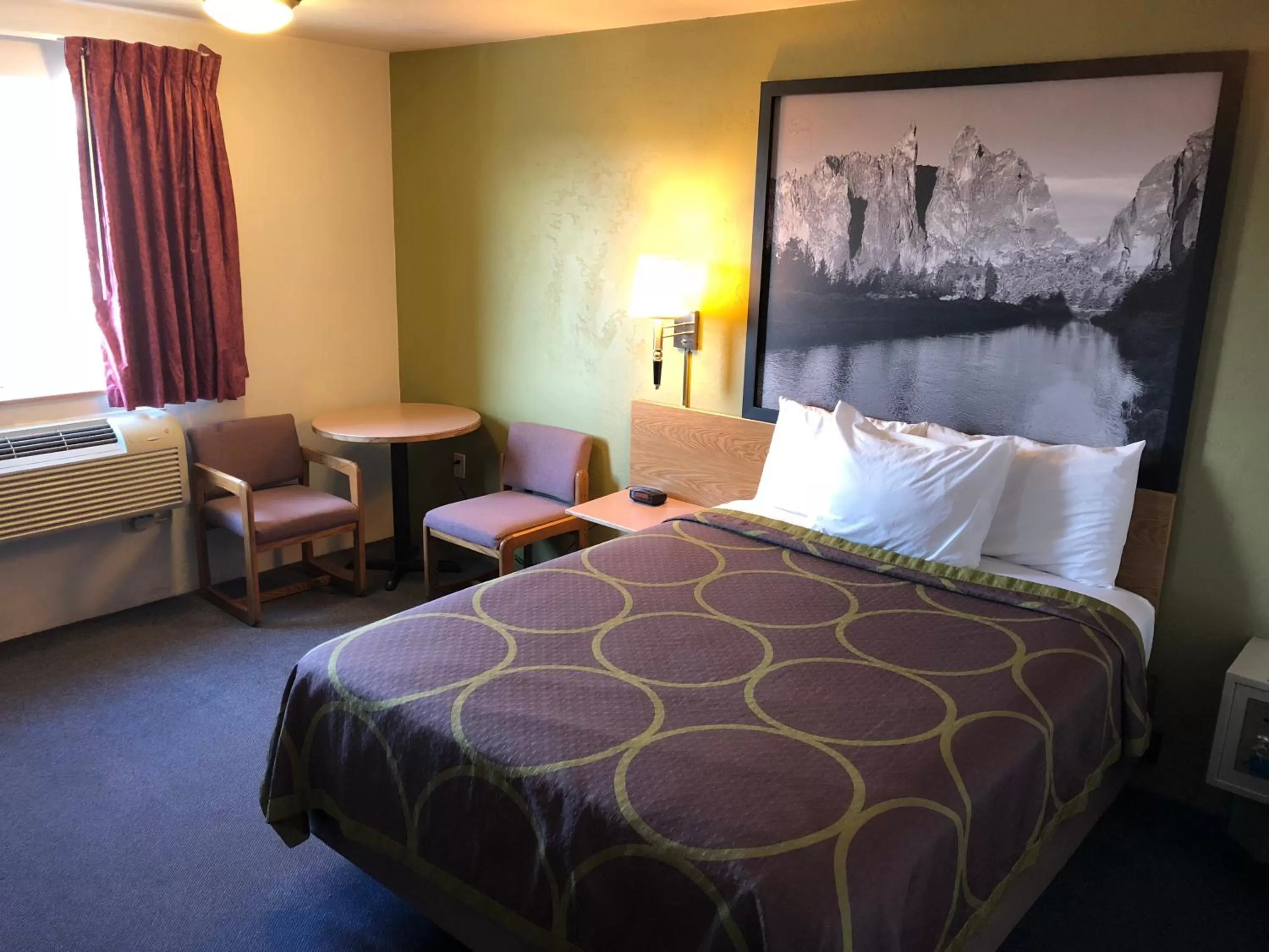 Bedroom, Bed in Super 8 by Wyndham Redmond