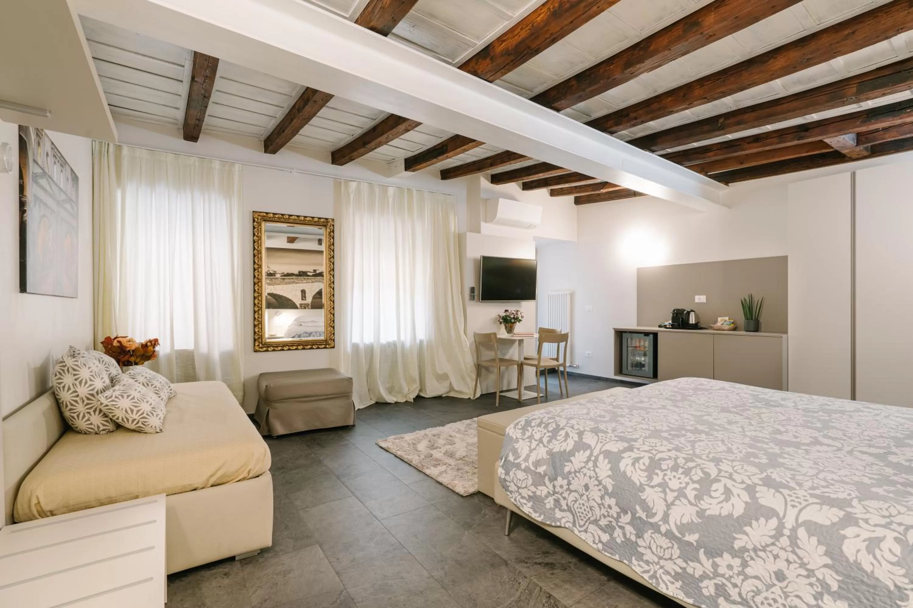 Photo of the whole room, Bed in Hotel Giulietta e Romeo ***S