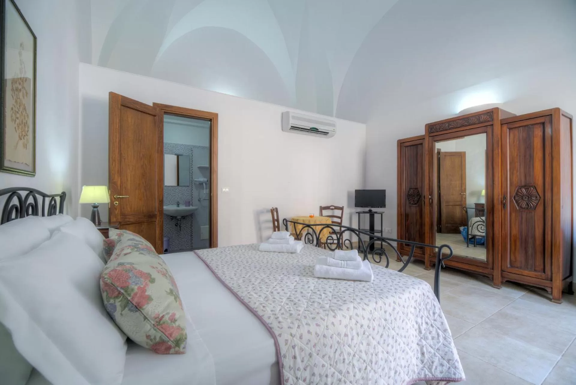 Bed in Lu Caffa by Typney