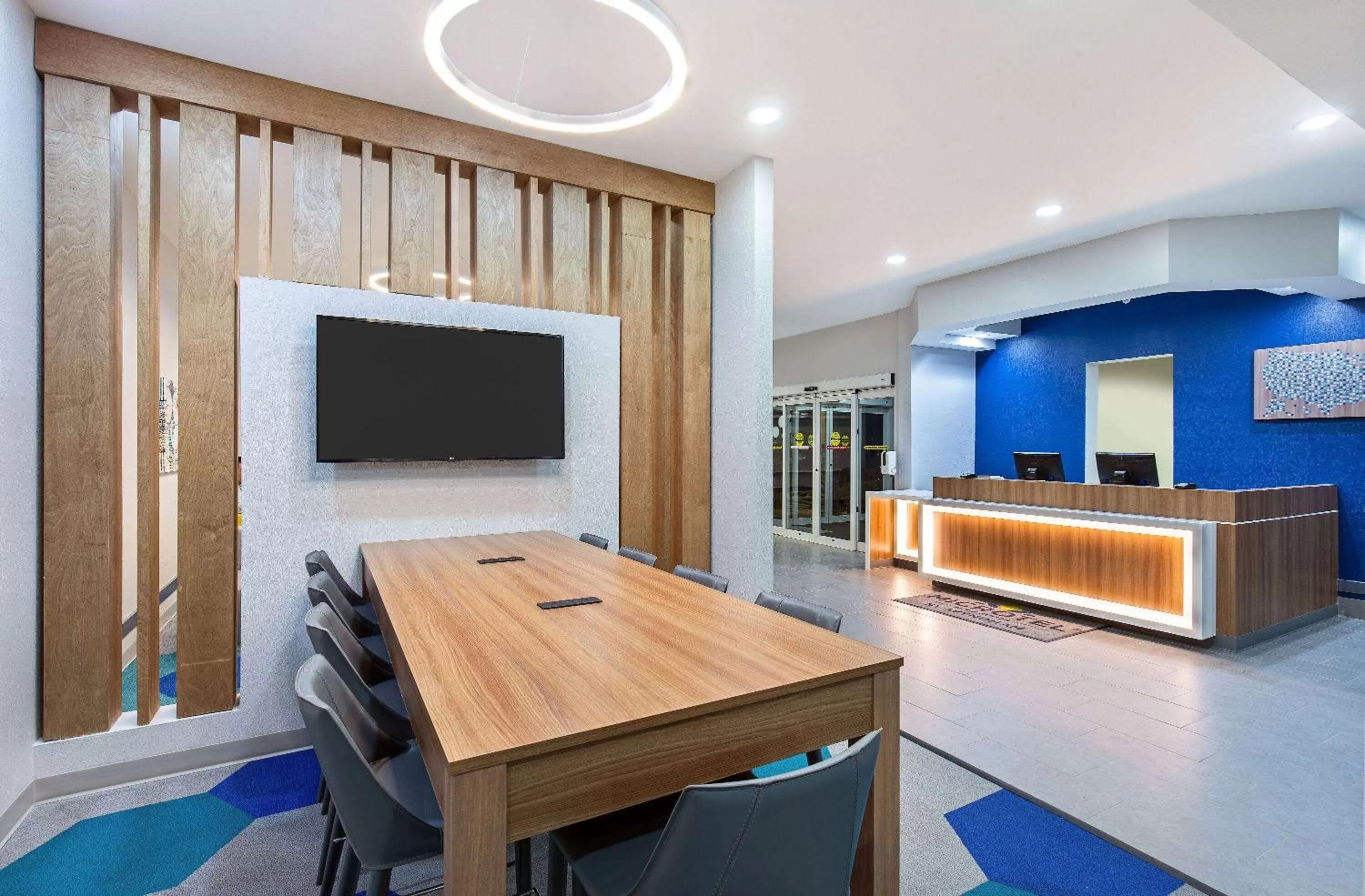 Communal lounge/ TV room in Microtel Inn and Suites by Wyndham