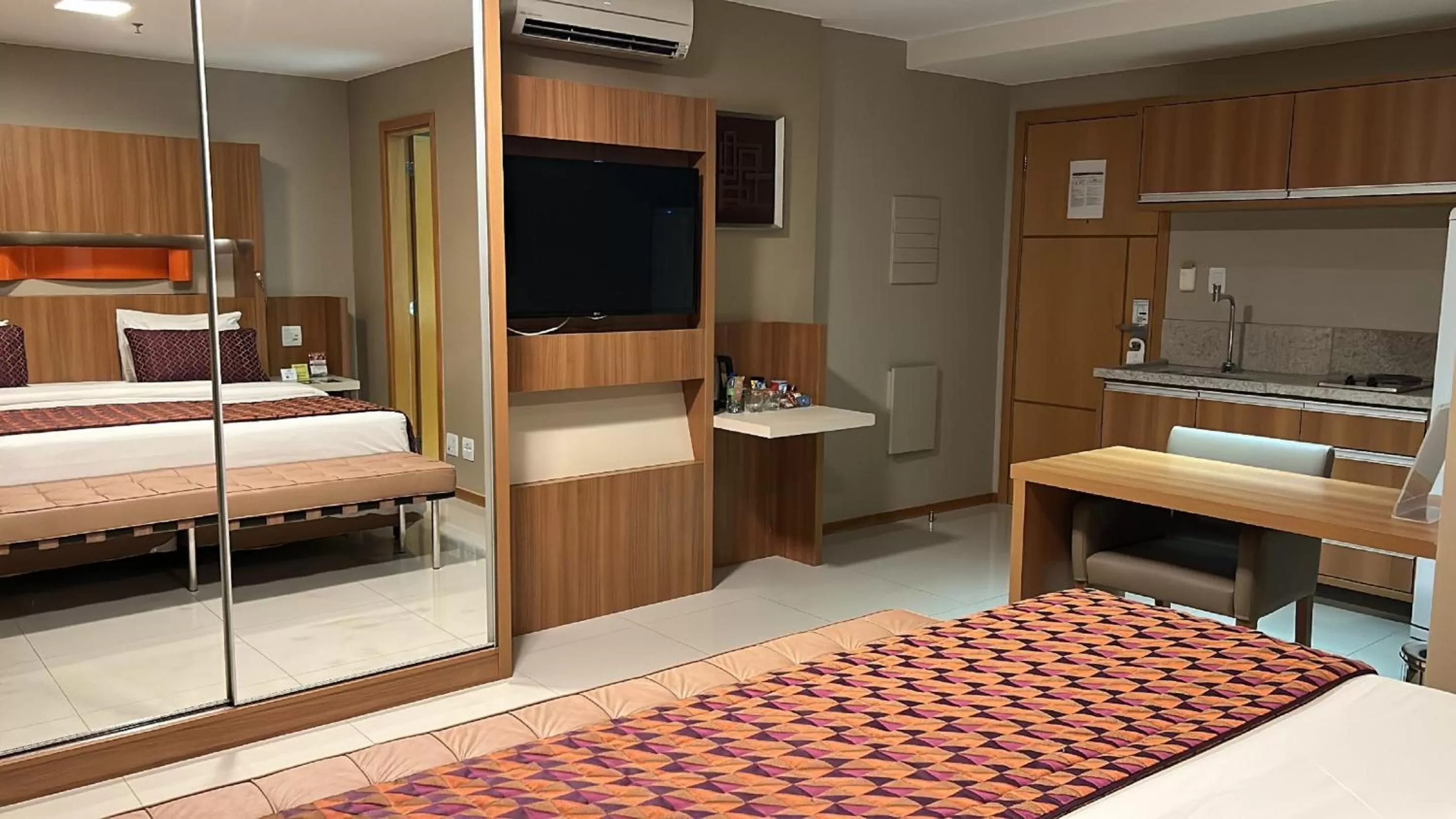 Kitchen or kitchenette, Bed in Jade Hotel Brasília