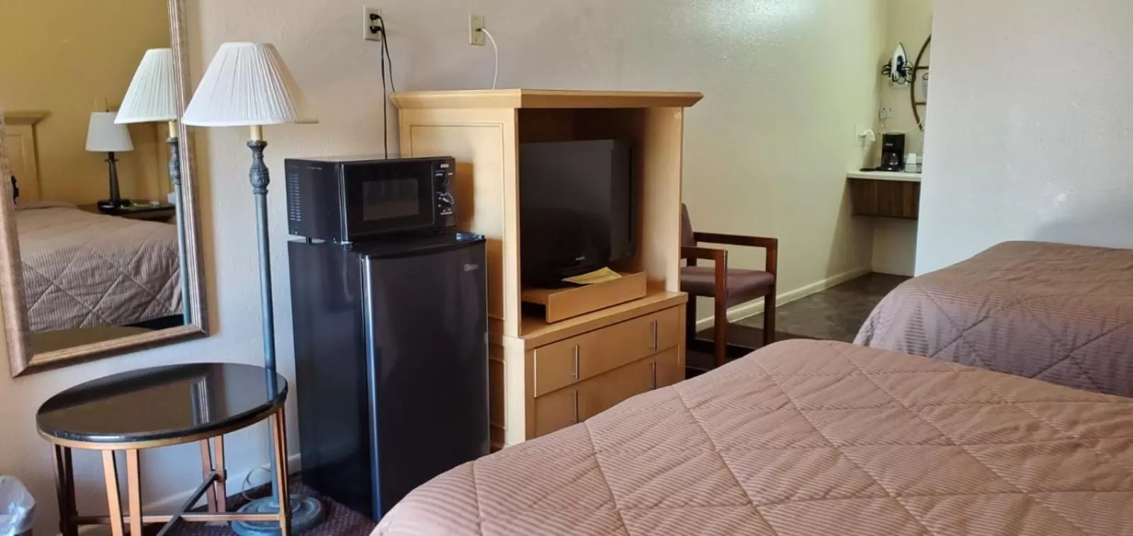 TV and multimedia, Bed in Economy Inn