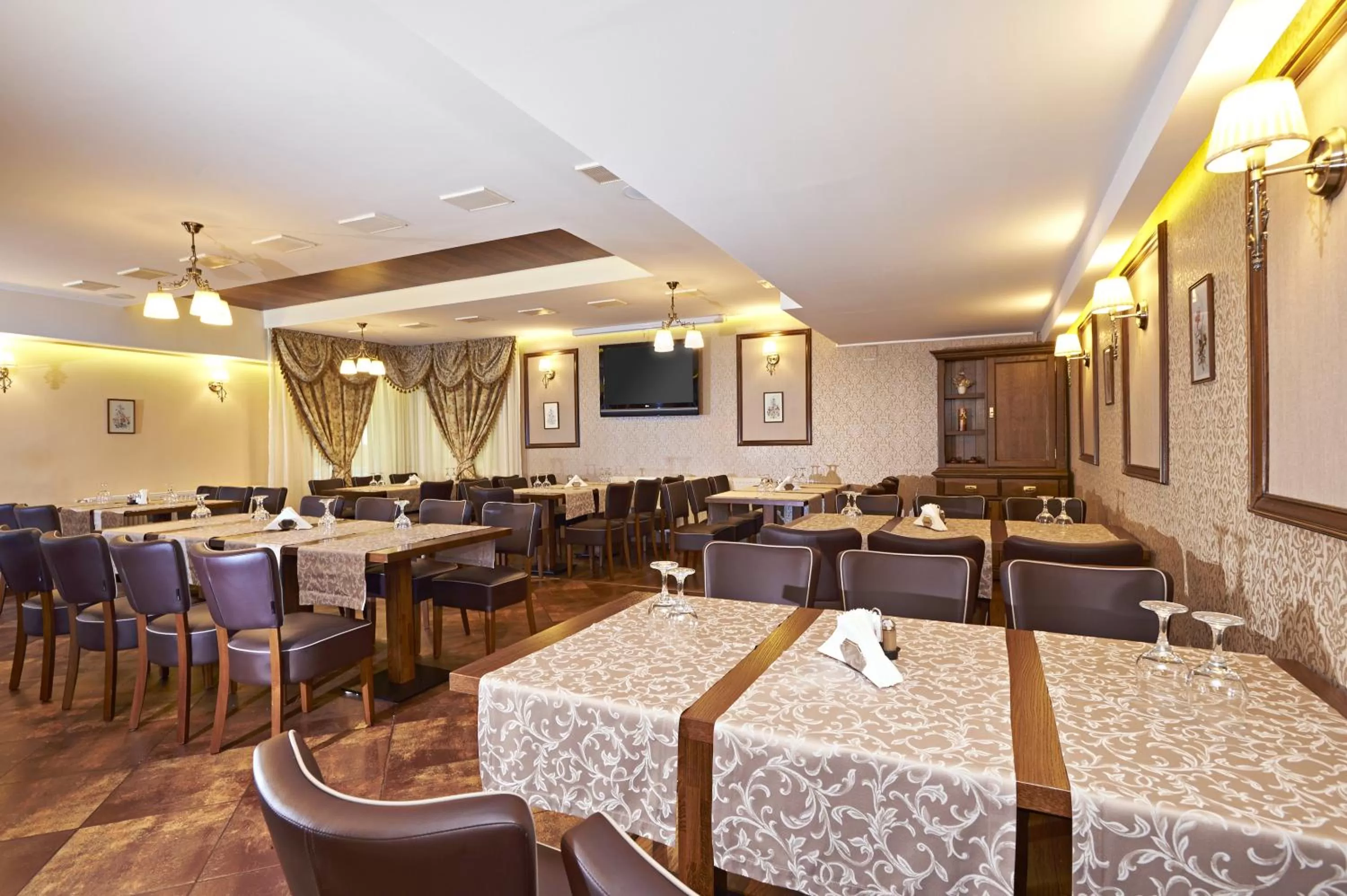 Restaurant/places to eat in Hotel Ambient