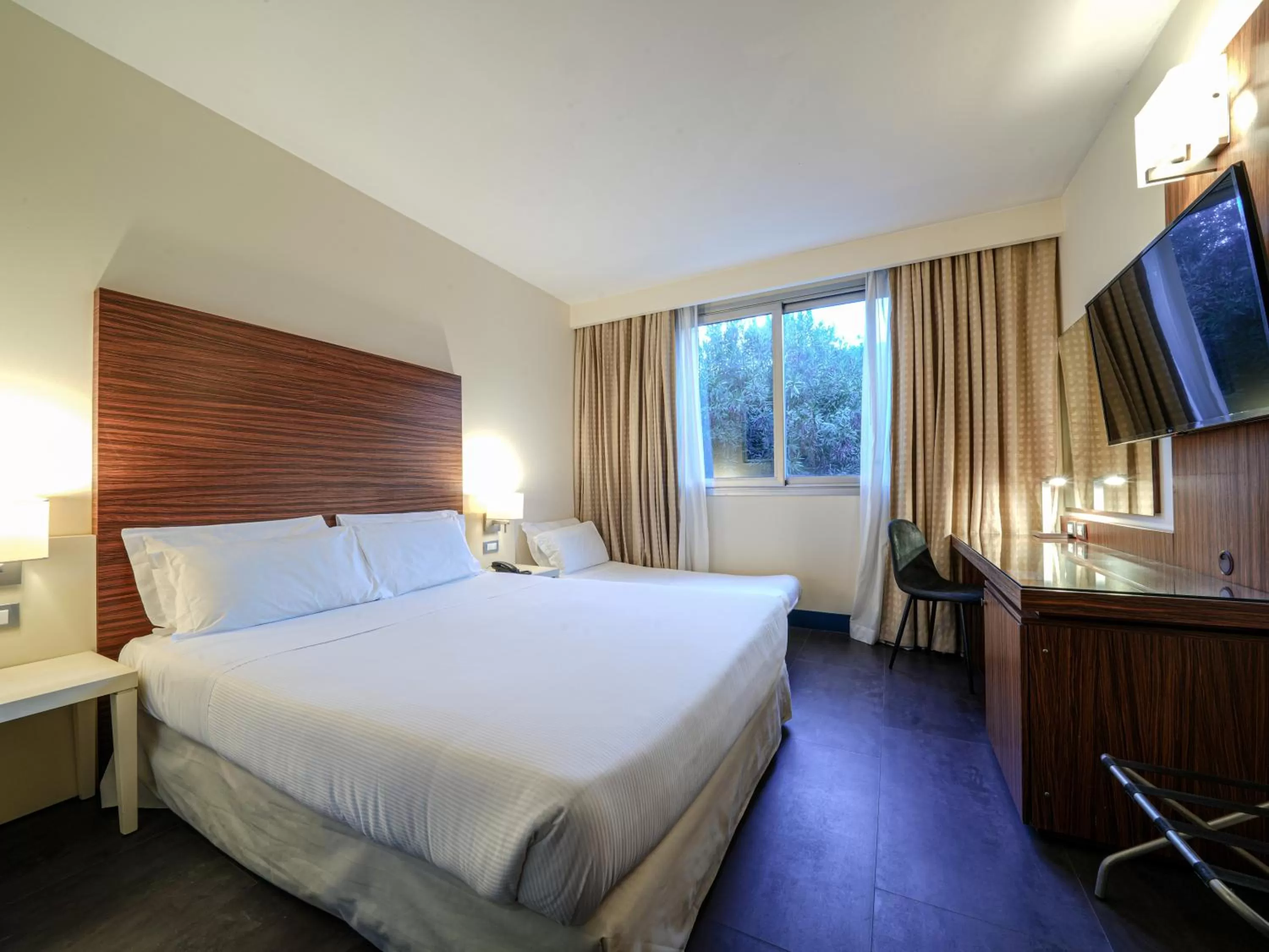 Bed in La Meridiana Bleisure Hotel