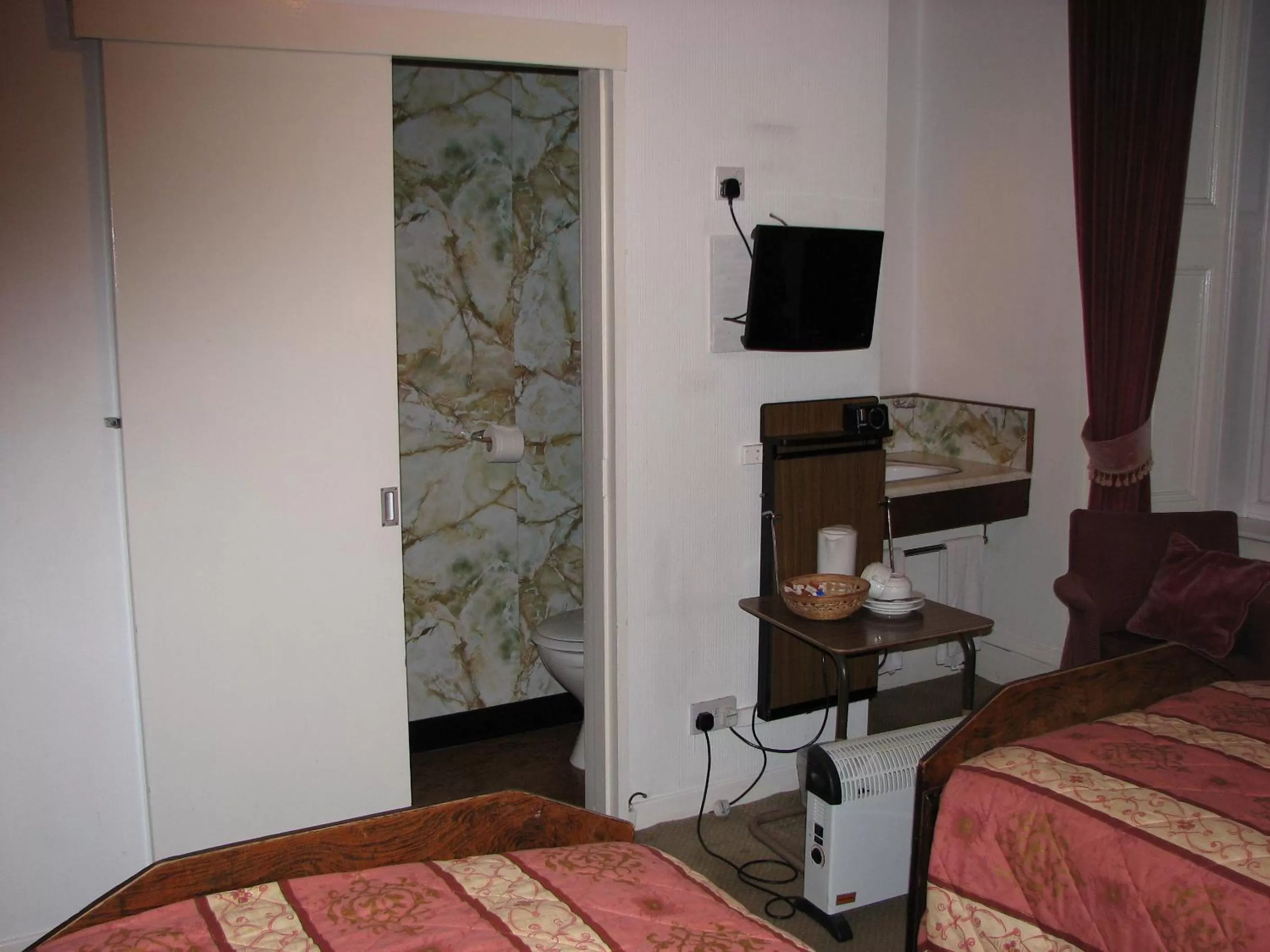 Bed in Lancaster Hotel