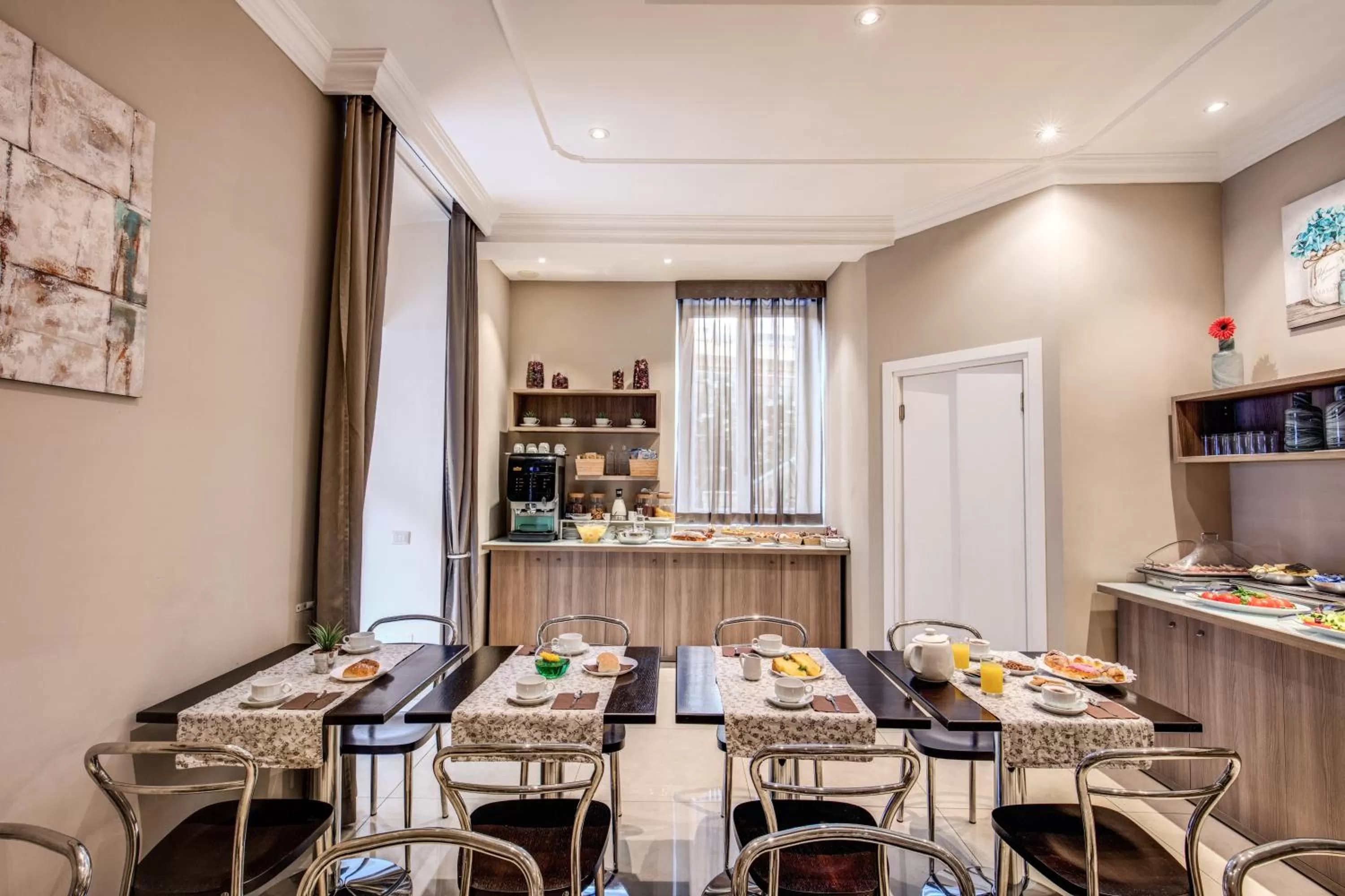 Restaurant/places to eat in Rome Garden Hotel