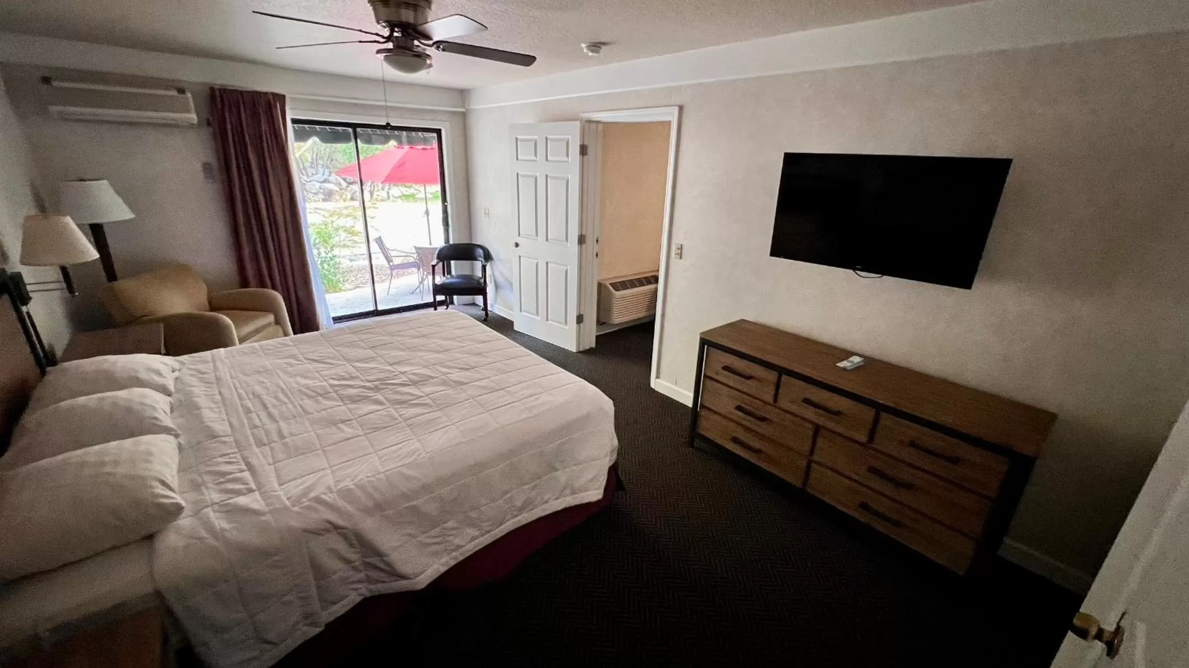 Bed in Yosemite View Lodge