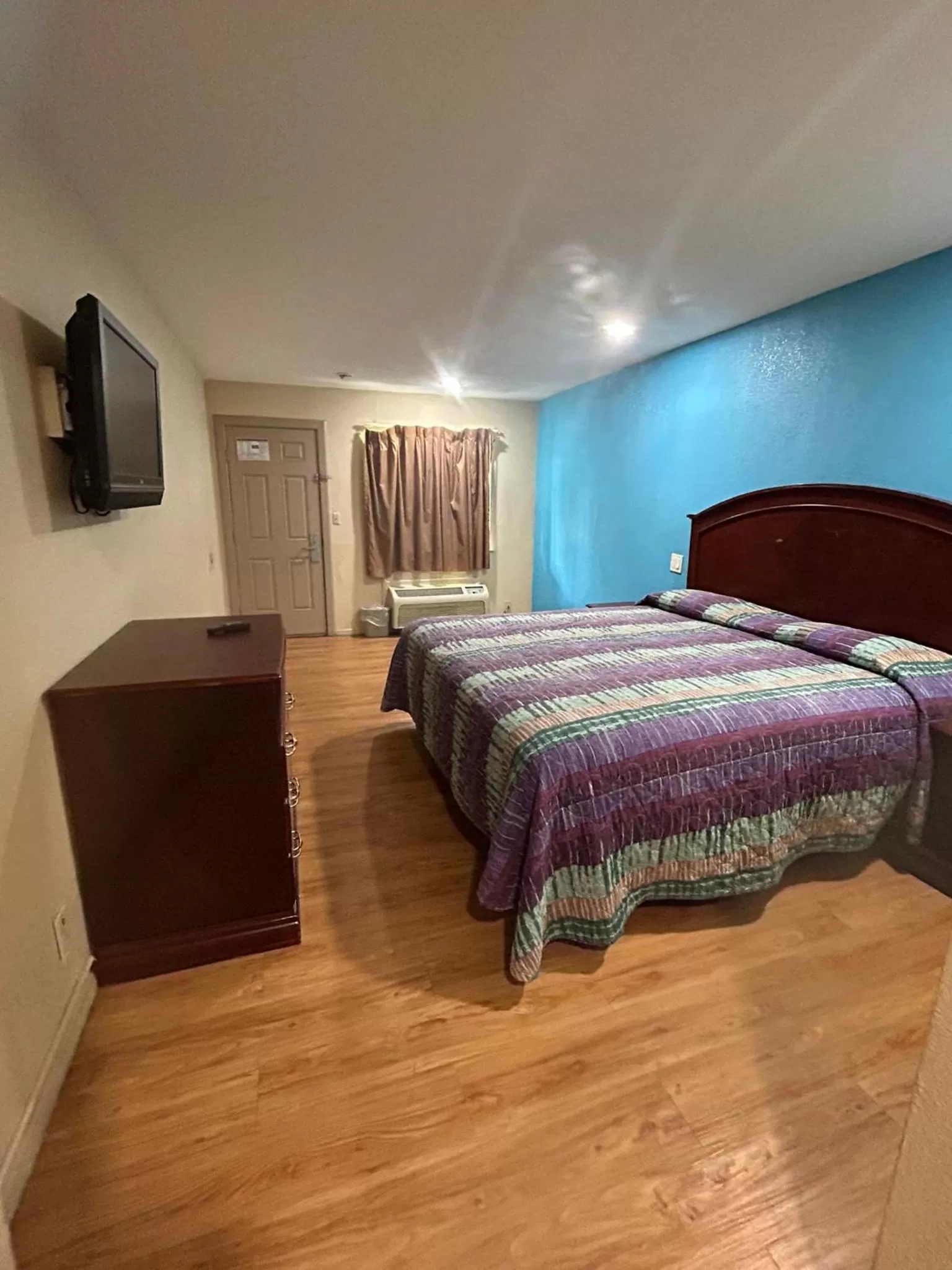 Guests, Bed in Super 7