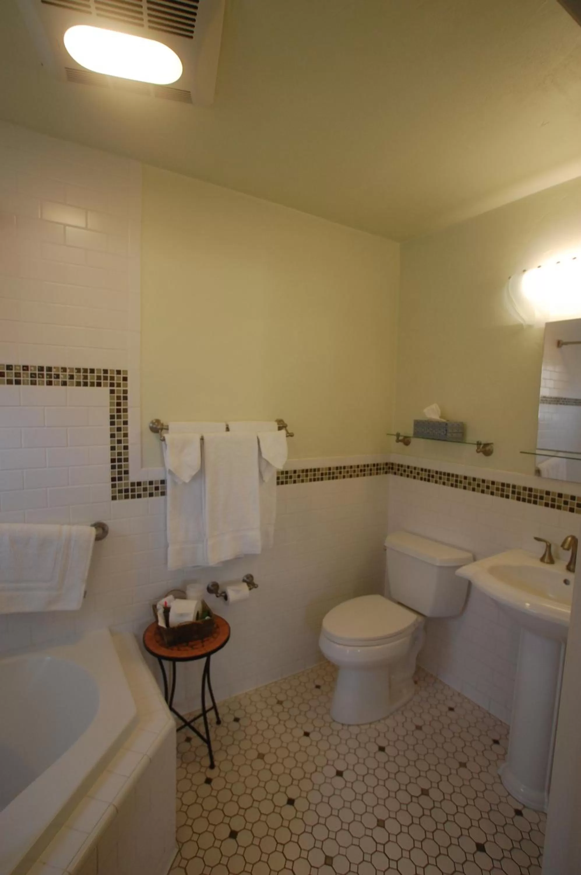 Queen's Inn By The River