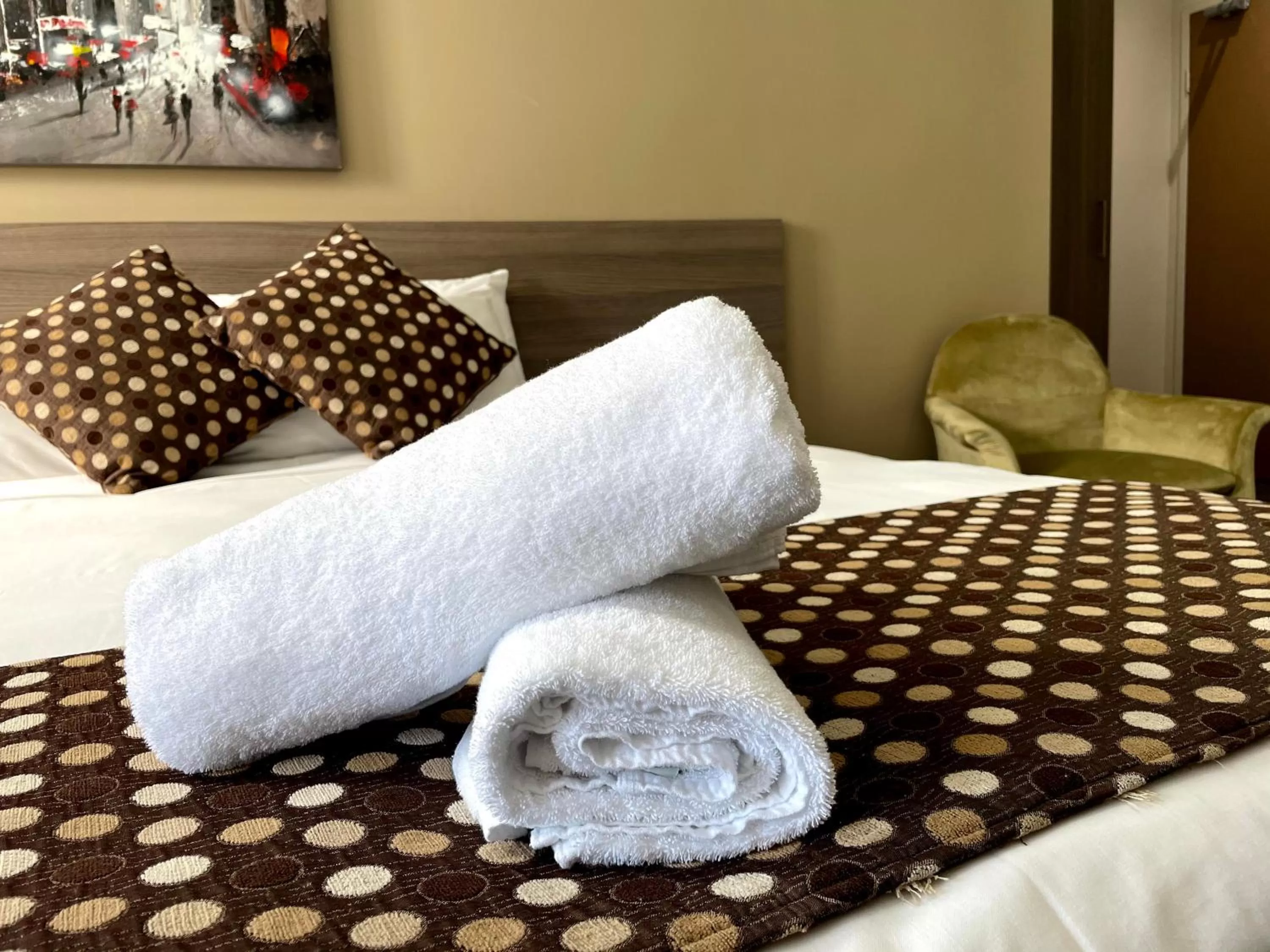 Bed in Best Western Plus Camperdown Suites