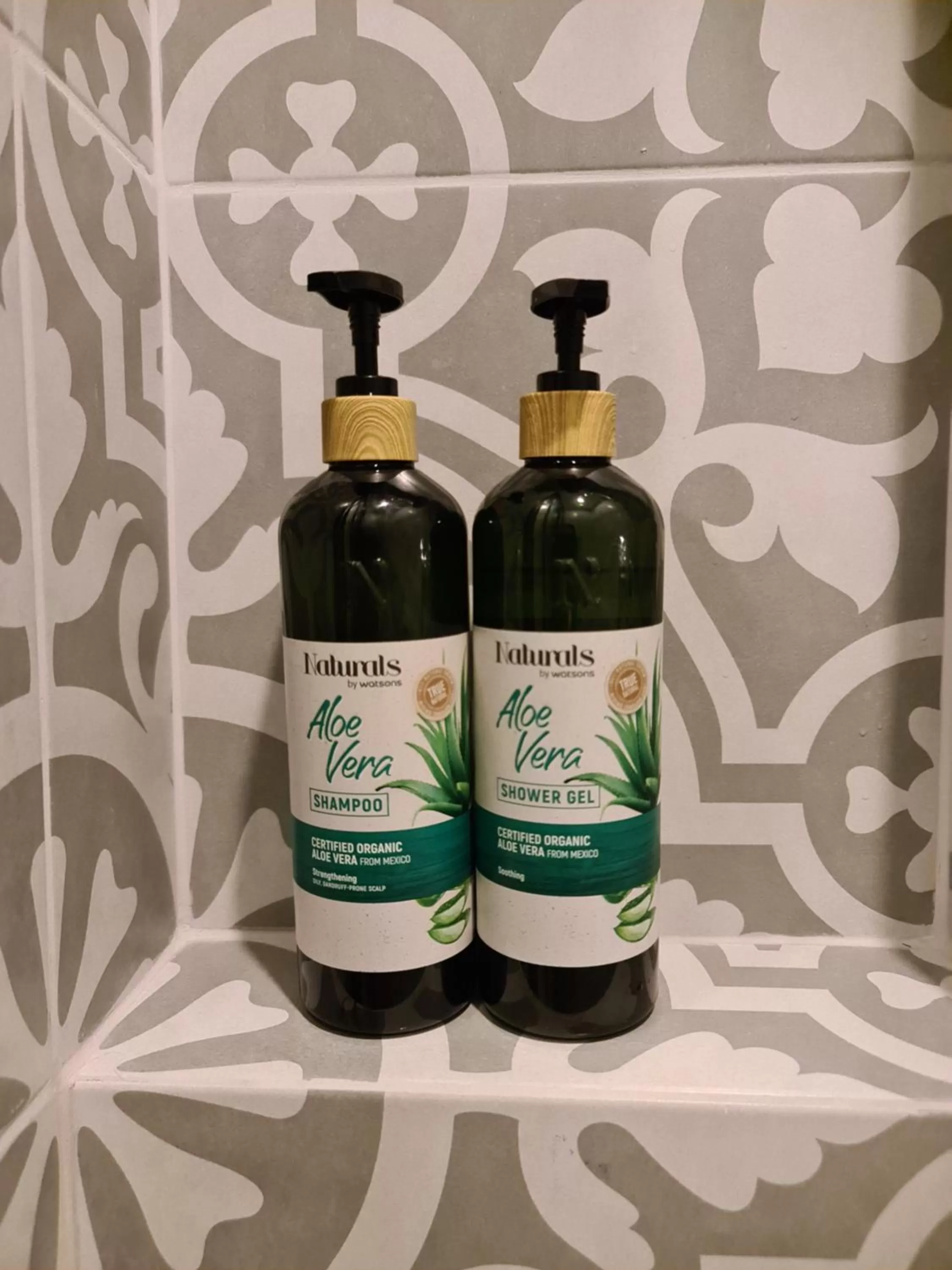 Shower in Huahin mountain view room near the beach