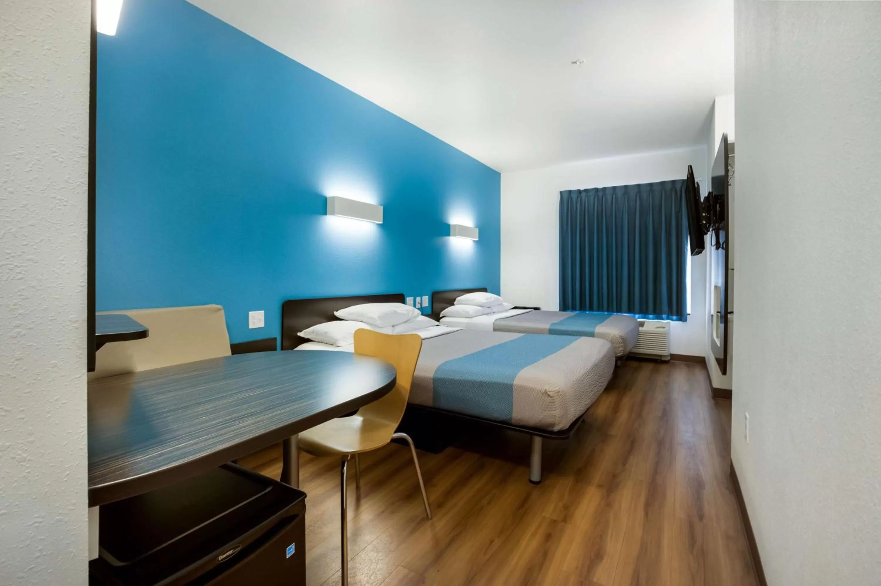 Photo of the whole room, Bed in Motel 6 Poplar Bluff, MO