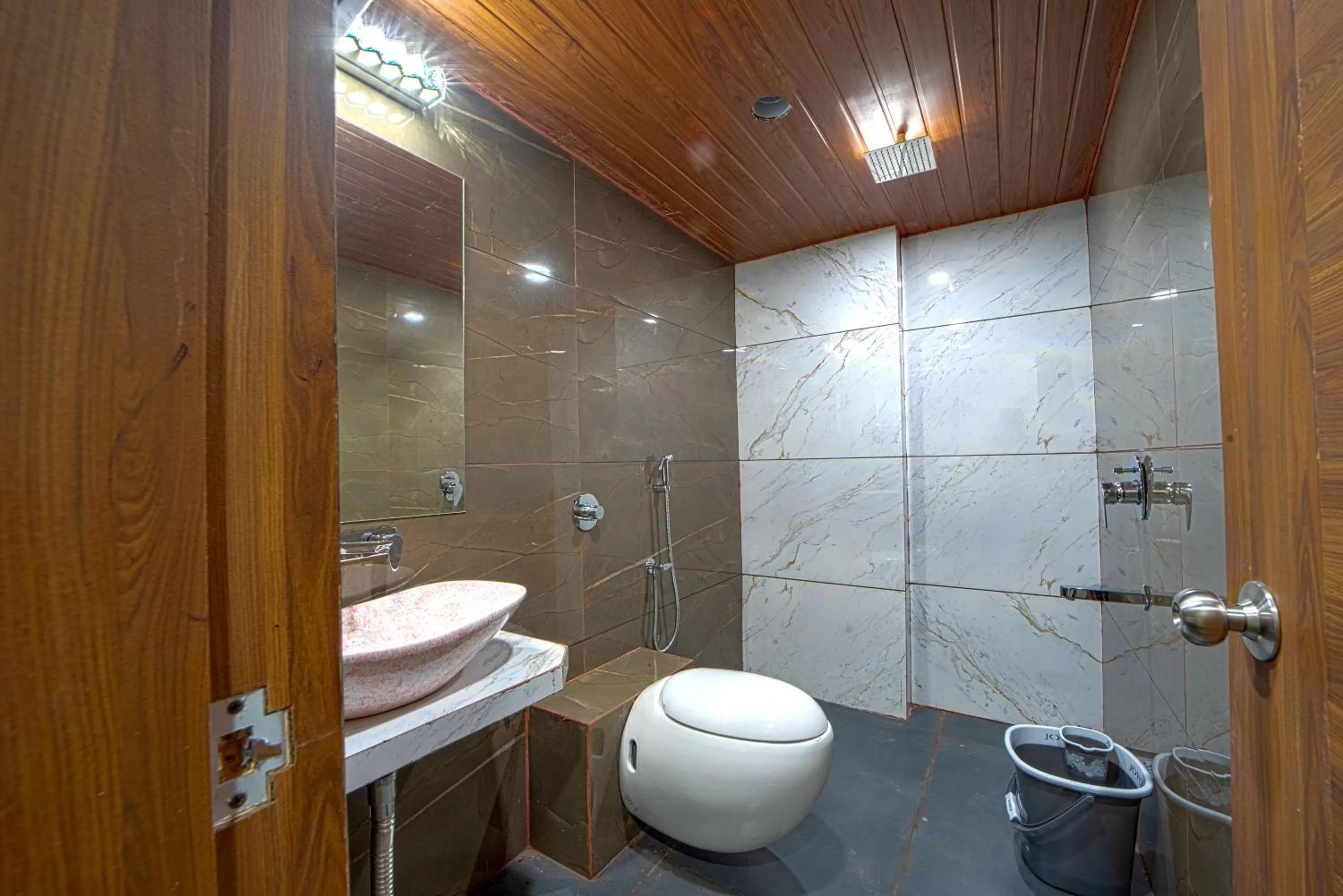 Bathroom in Hotel Jurkis, Kolhapur